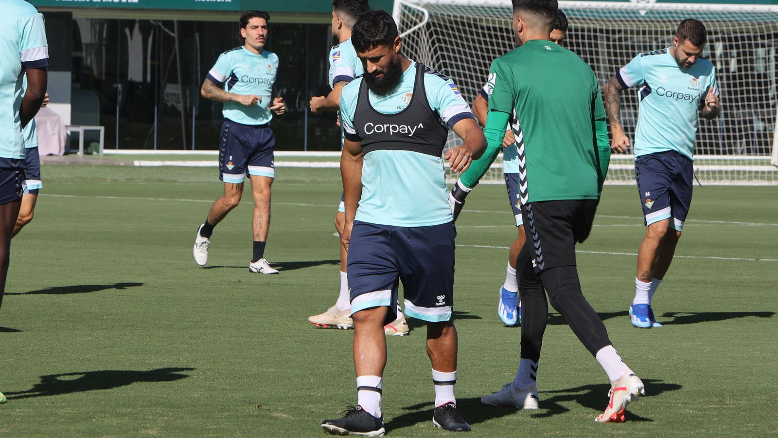 Fekir, en un momento del entrenamiento en la ciudad deportiva.