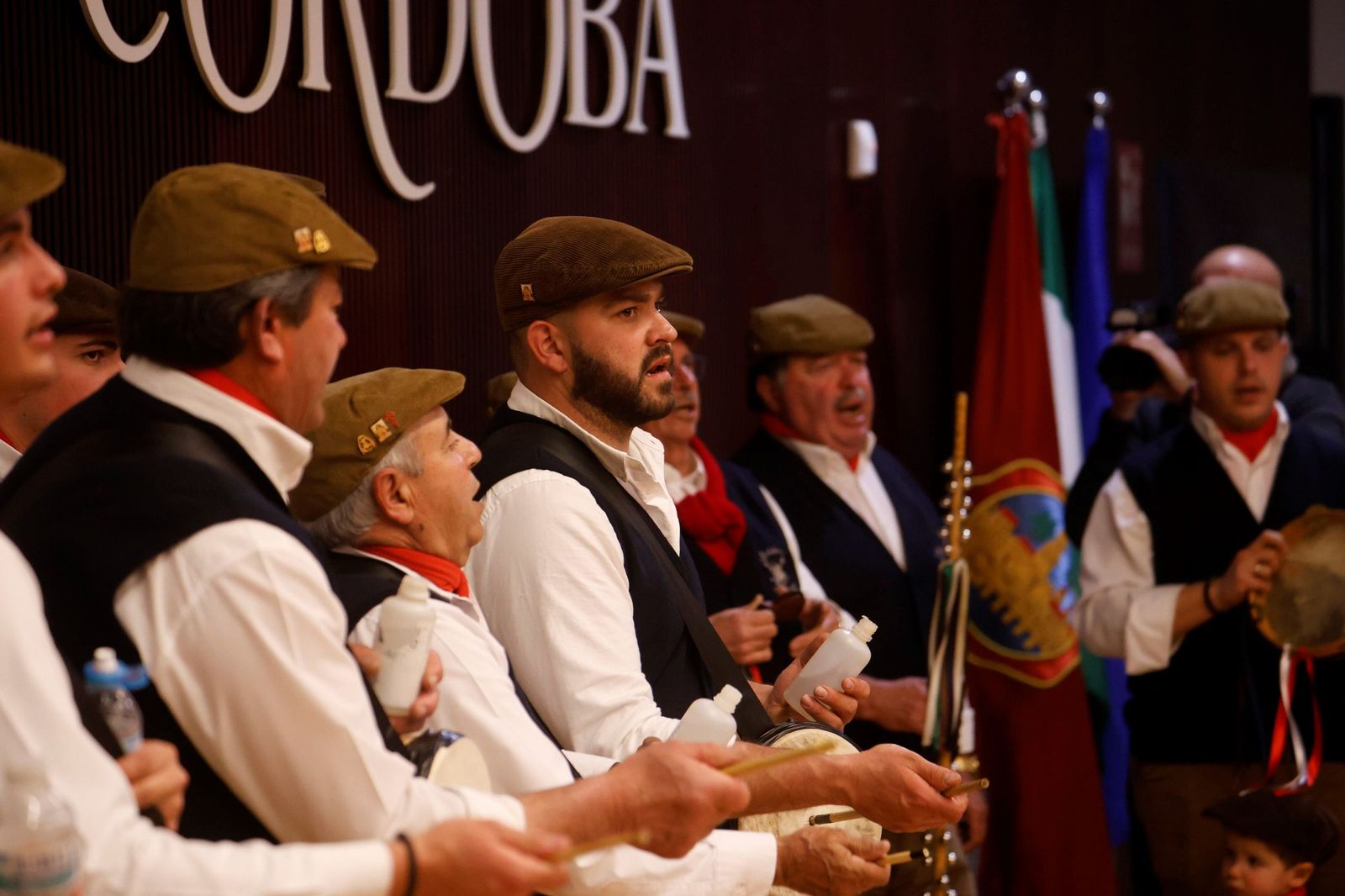 Los Mochileros de Gaena muestran su zambomba en Córdoba
