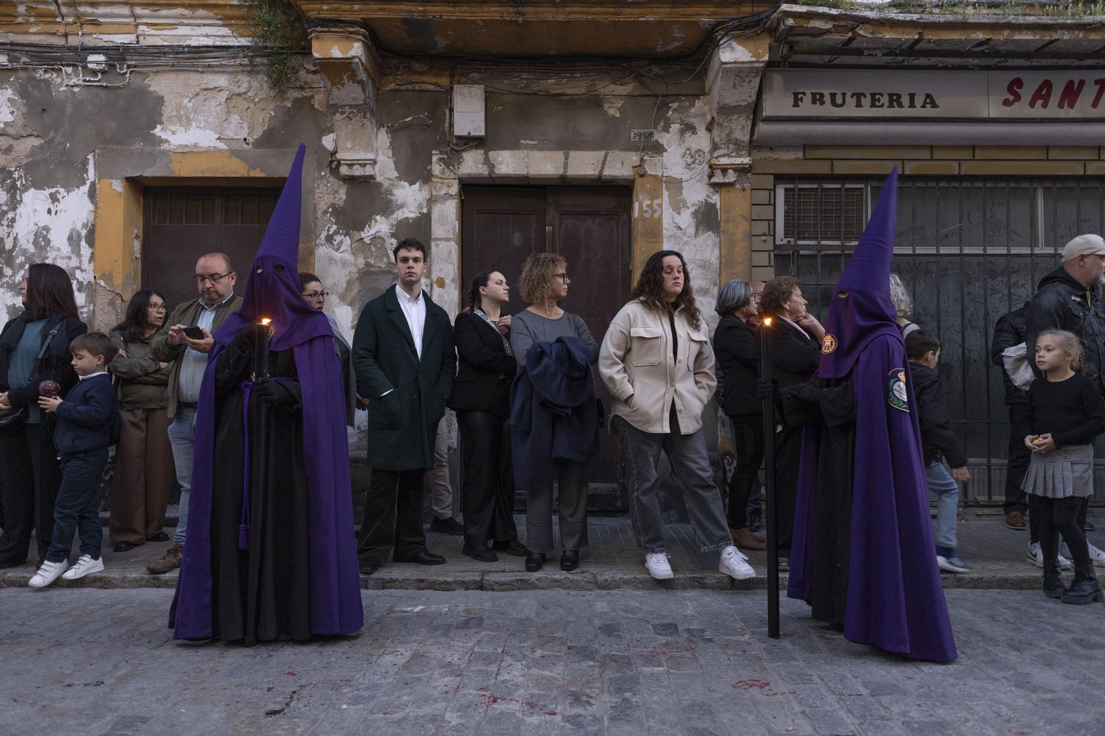 Imágenes de la salida de Santo Entierro en la Semana Santa de El Puerto 2025