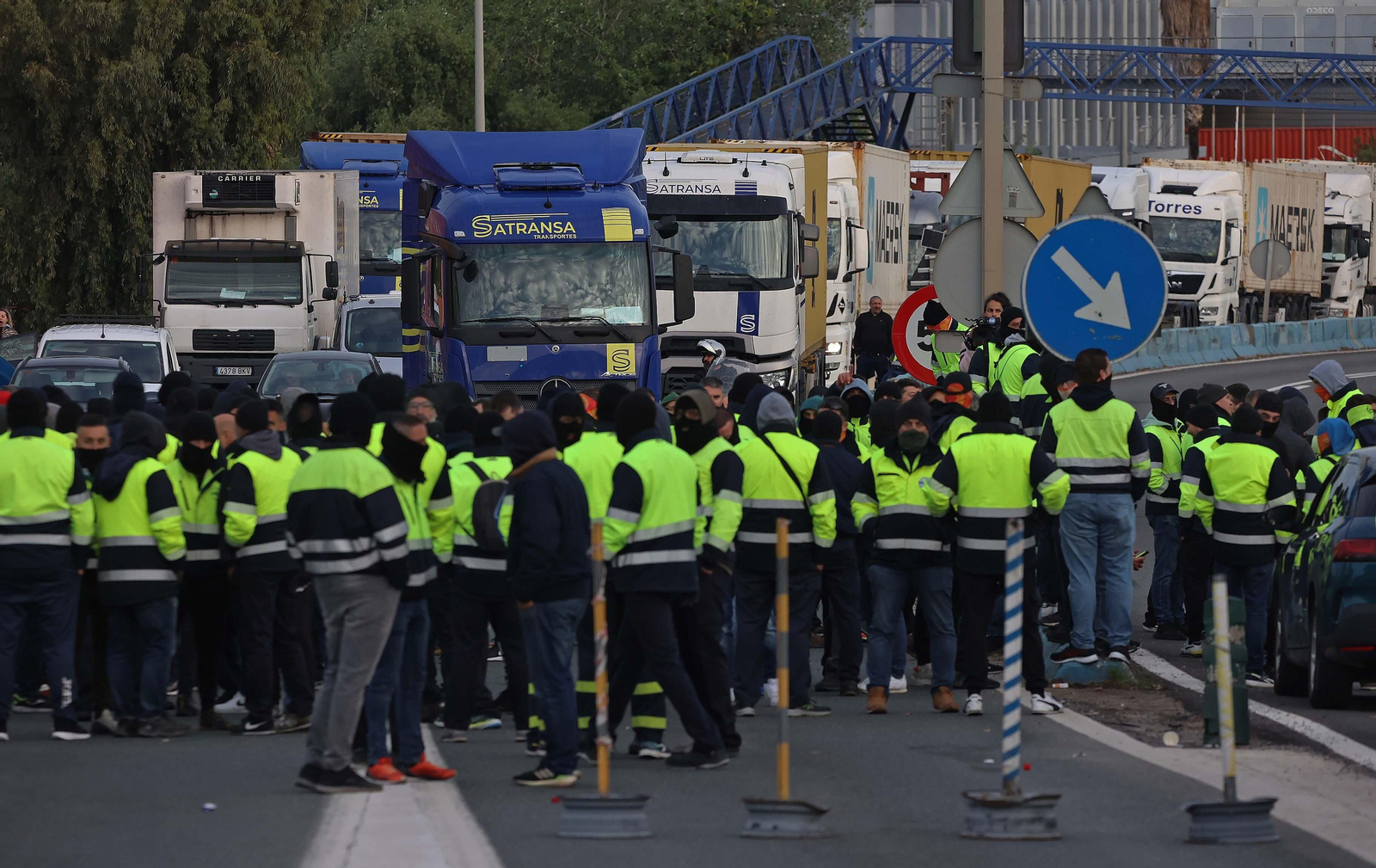 El nuevo corte de la A7 por los huelguistas de Acerinox, en imágenes
