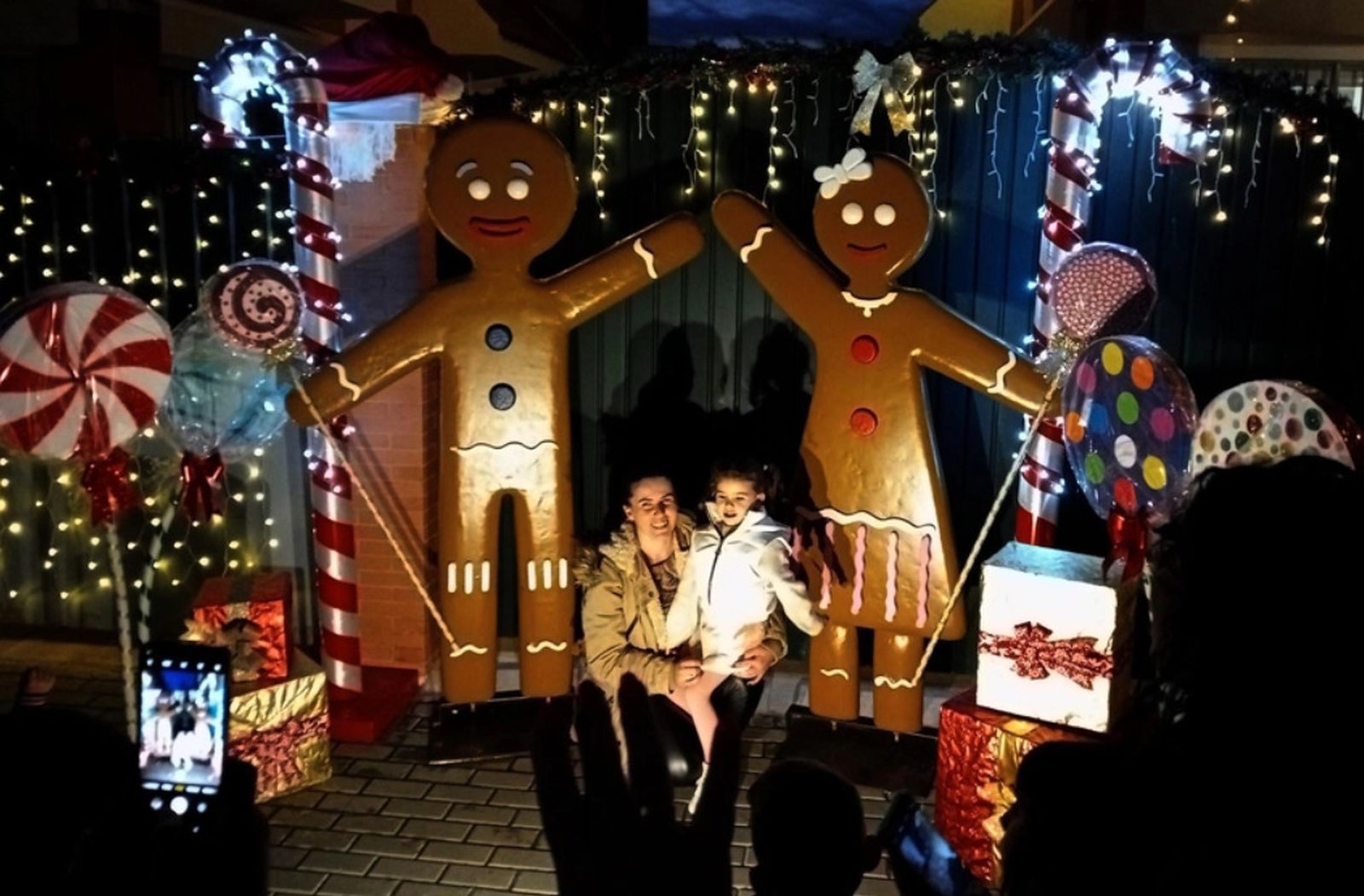Una niña con su madre en las casas navideñas de Corrales.