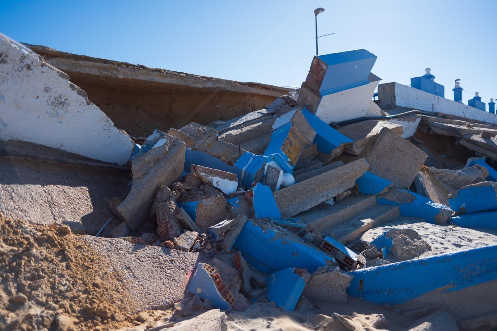Destrozos en el paseo marítimo de la playa de Matalascañas.
