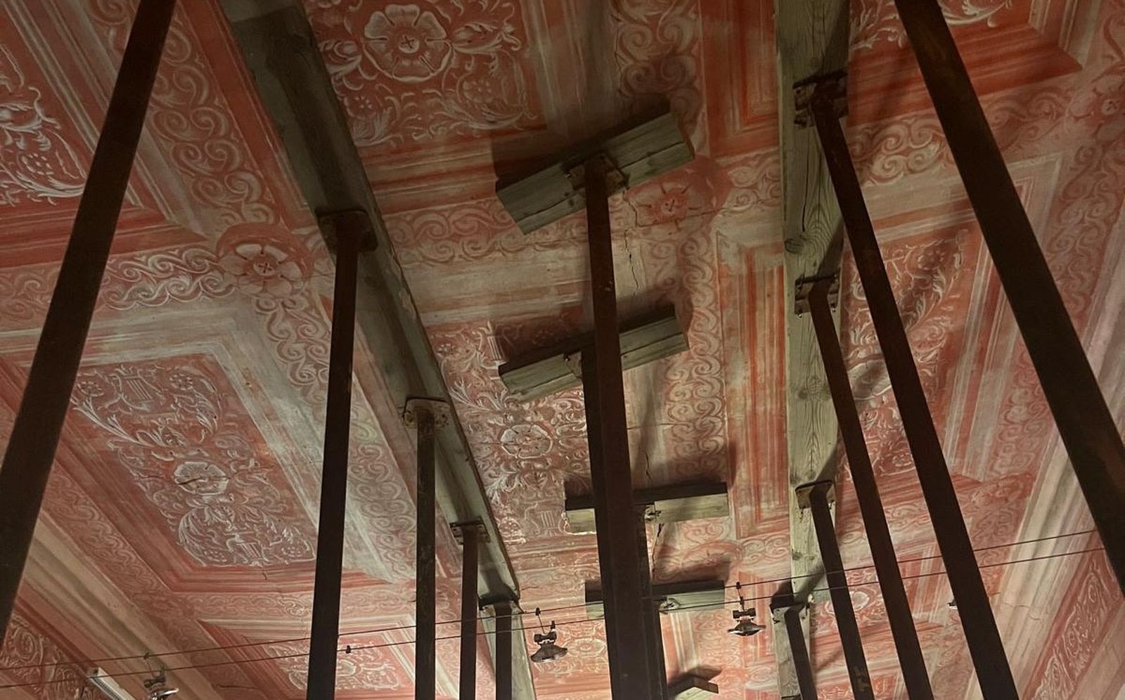 La sala Rosa apuntalada y que será rehabilitada.