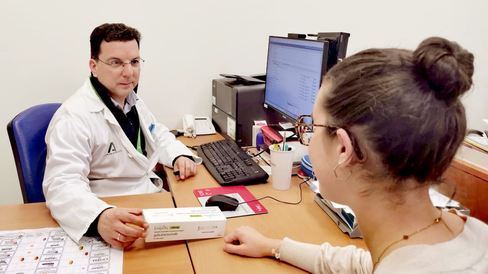 El farmacéutico hospitalario Ramón Morillo atiende a una paciente.