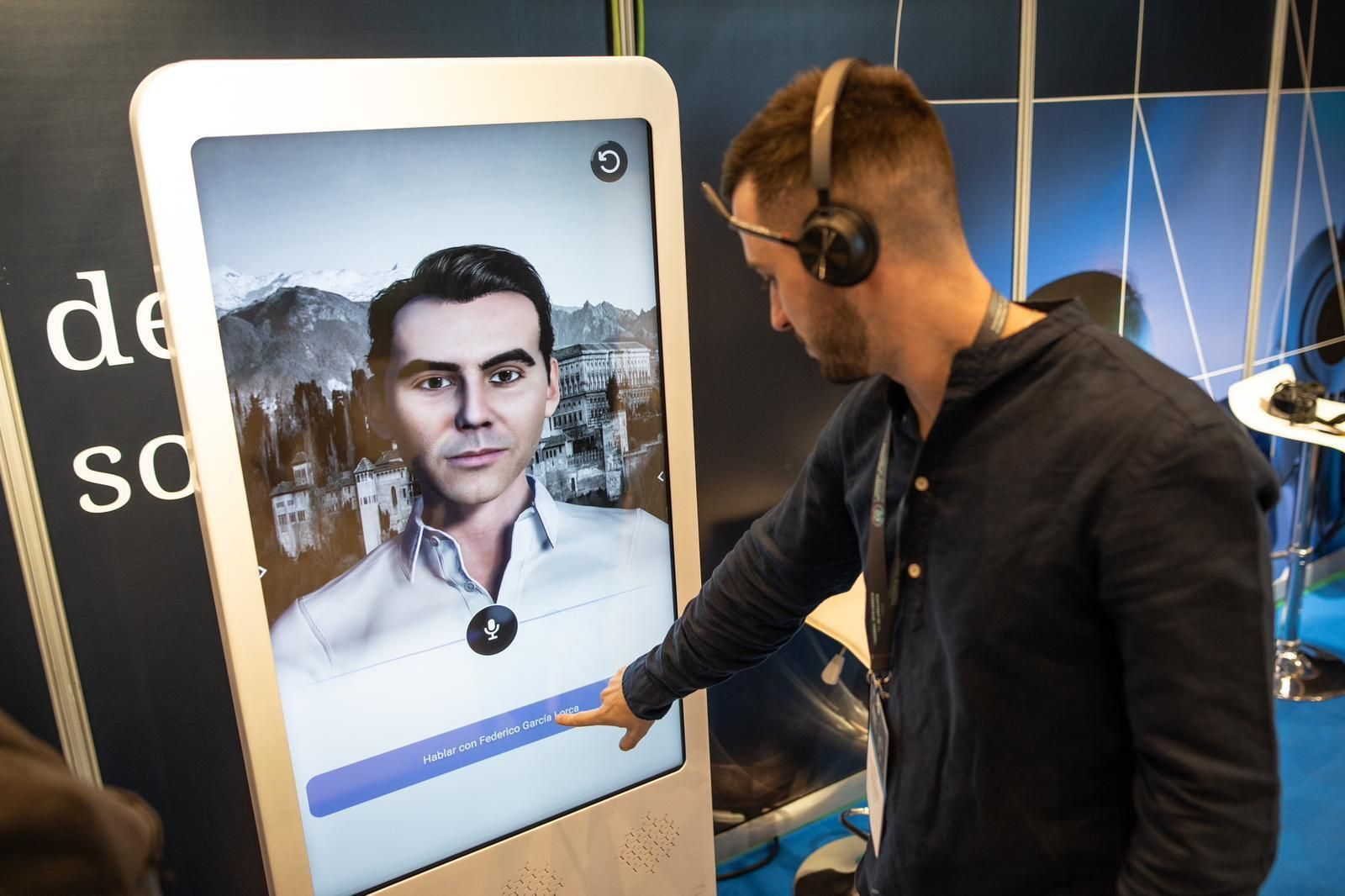 El tótem con la imagen de Lorca daba información sobre el evento y recitaba poemas