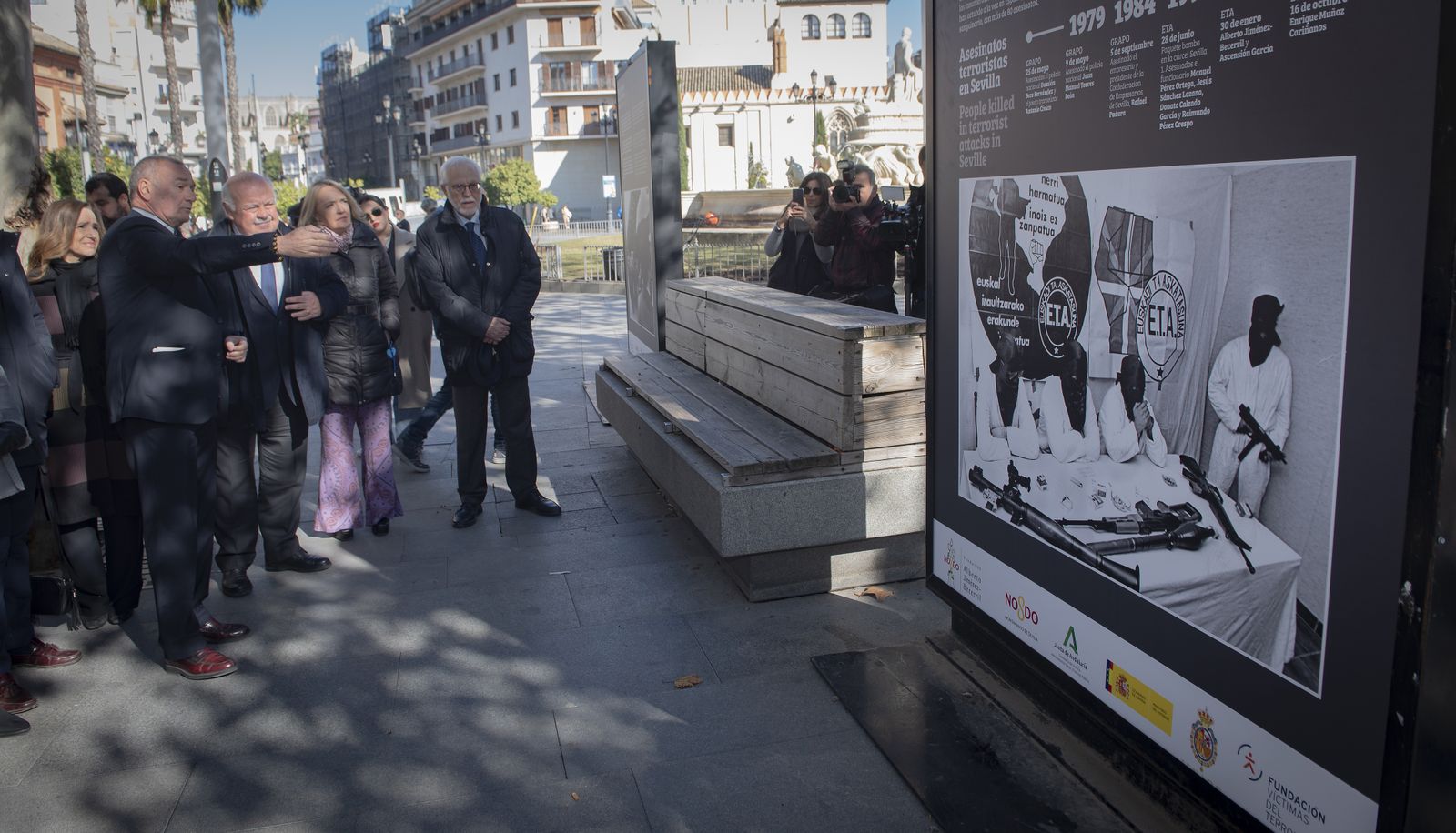 Imágenes de la exposición de mupis en la Puerta de Jerez sobre Alberto y Ascensión