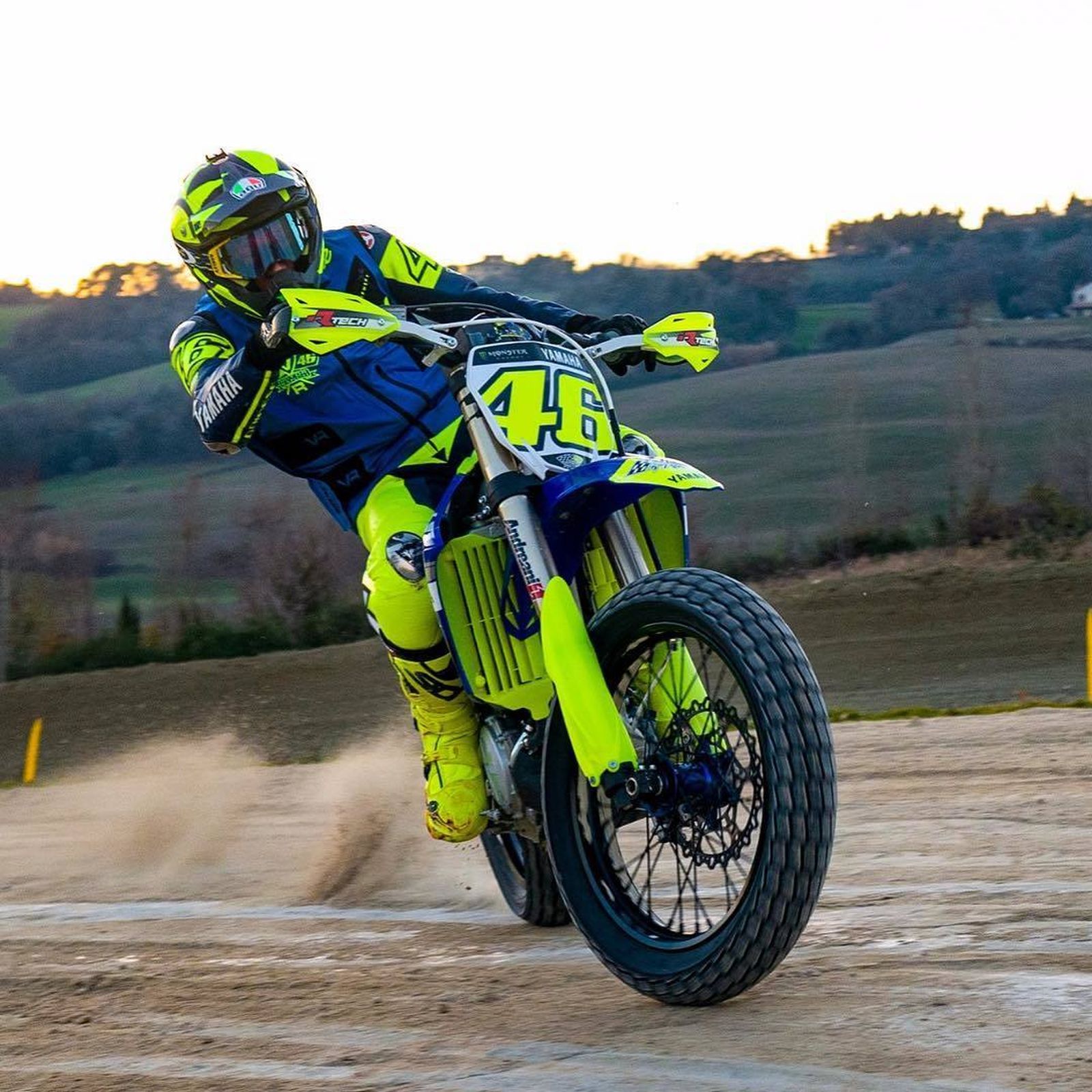 Valentino Rossi está entrenando estos días en su rancho haciendo motocross.