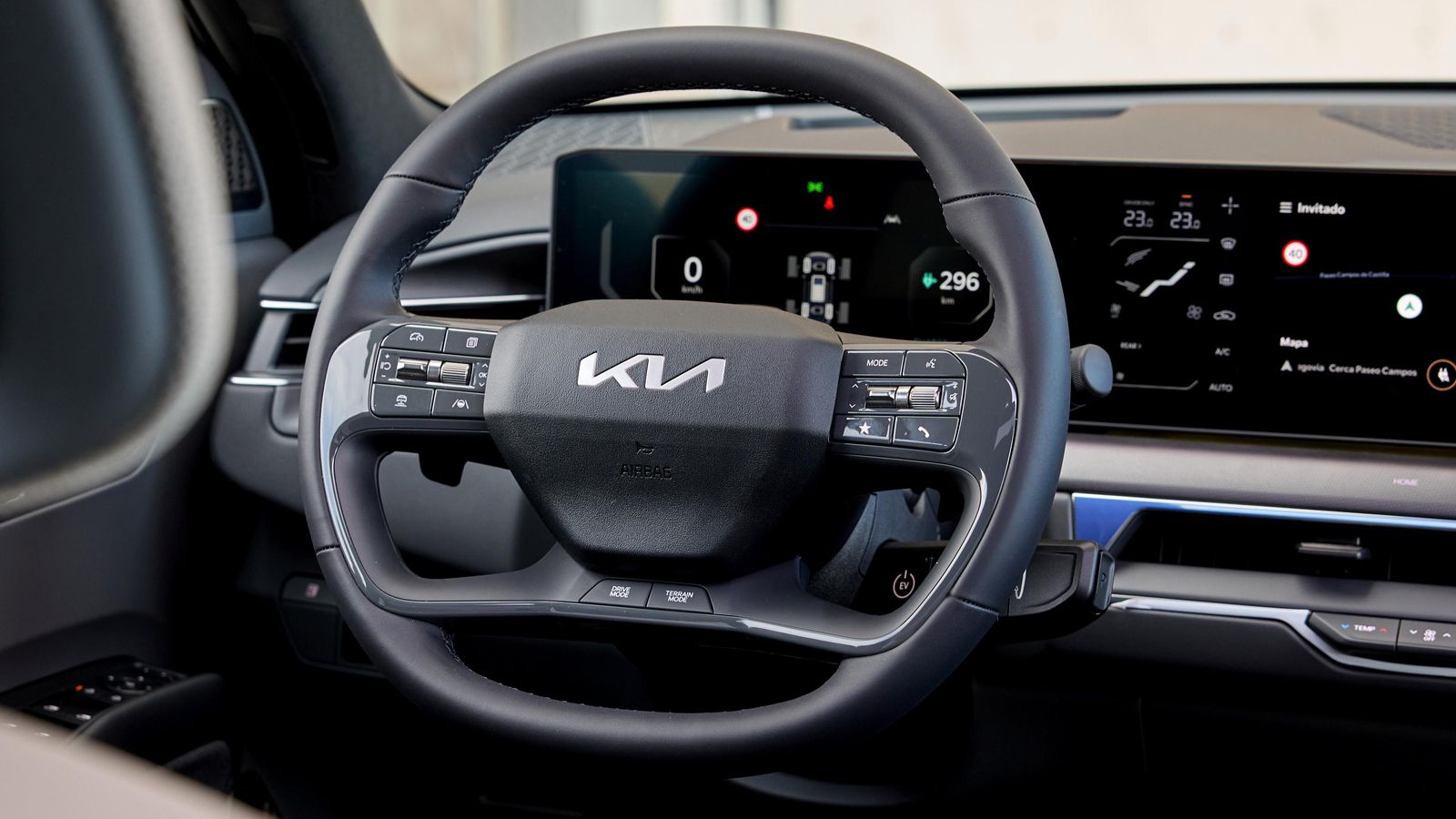 Con las teclas situadas en la parte inferior del volante se pueden ajustar tanto los modos de conducción como los del Terrain Mode Select.