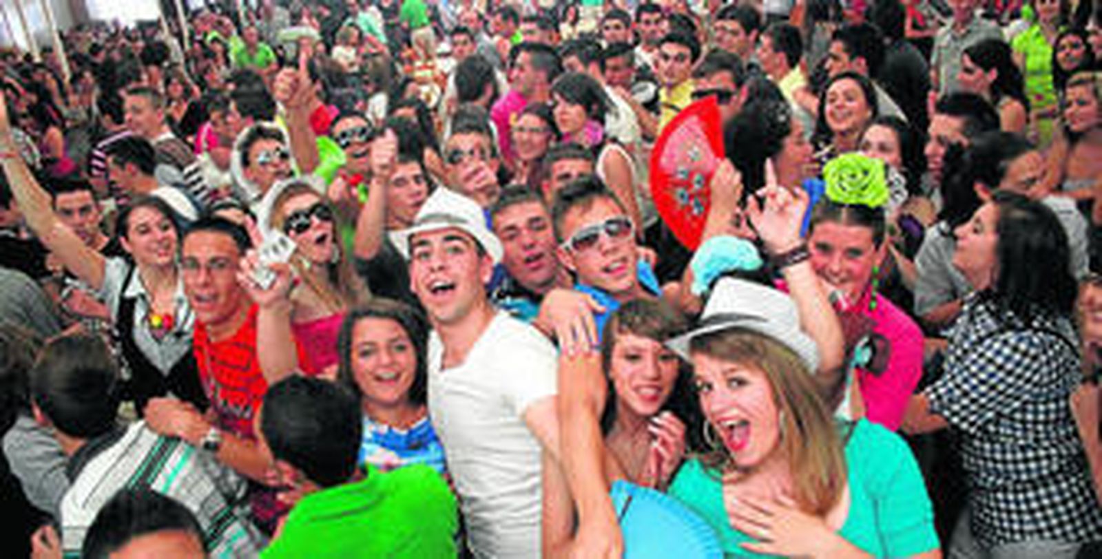 Un numeroso grupo de jóvenes baila al son de la orquesta de la caseta La Gineta, ayer por la tarde en la feria de Los Barrios.