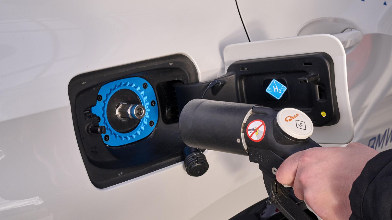 Aunque eléctrico, el proceso de repostaje es semejante al de cualquier coche que utilice cualquier combustible gaseoso.