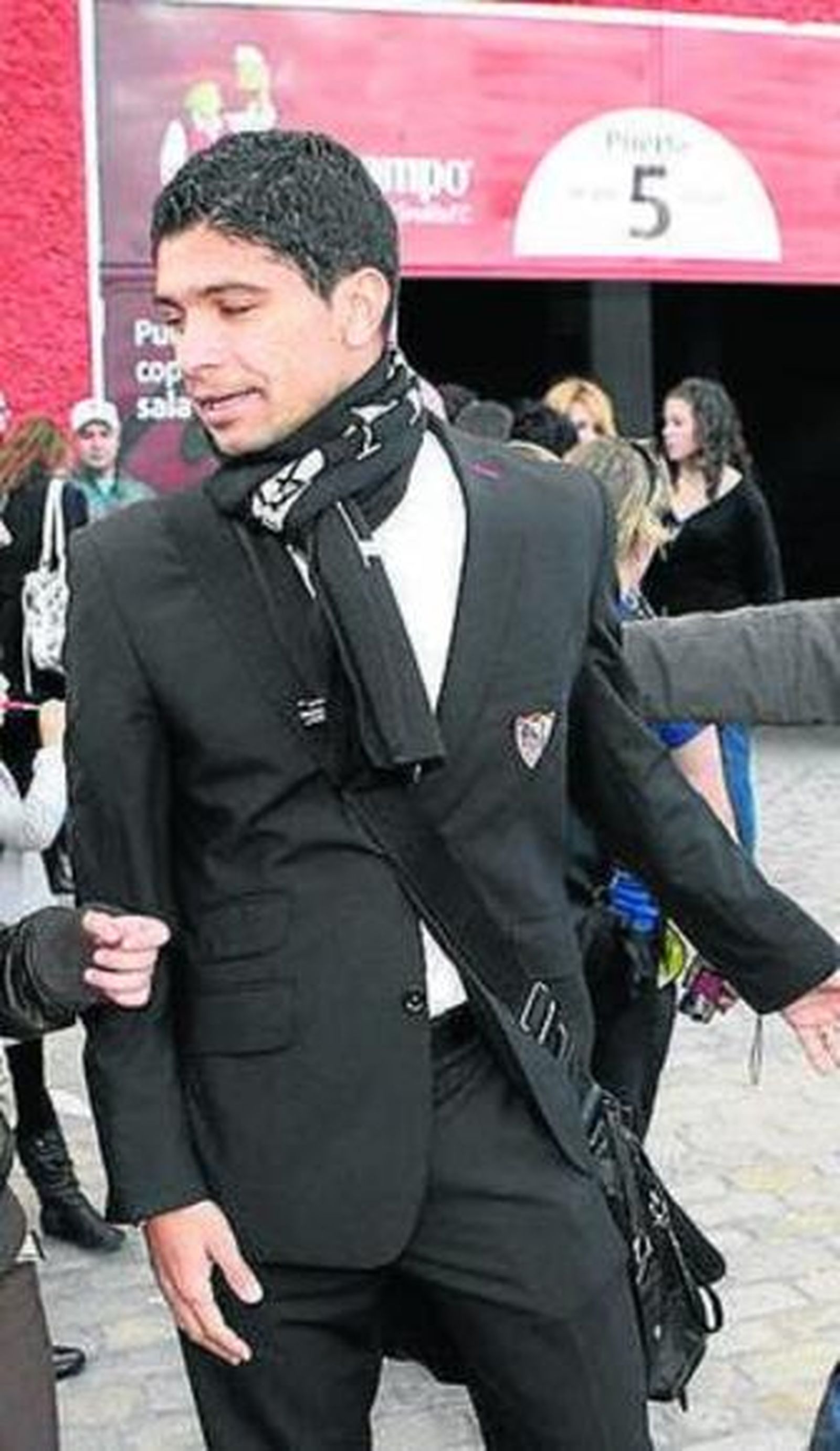 Jesús Navas se fotografía con una joven aficionada en el estadio sevillista.