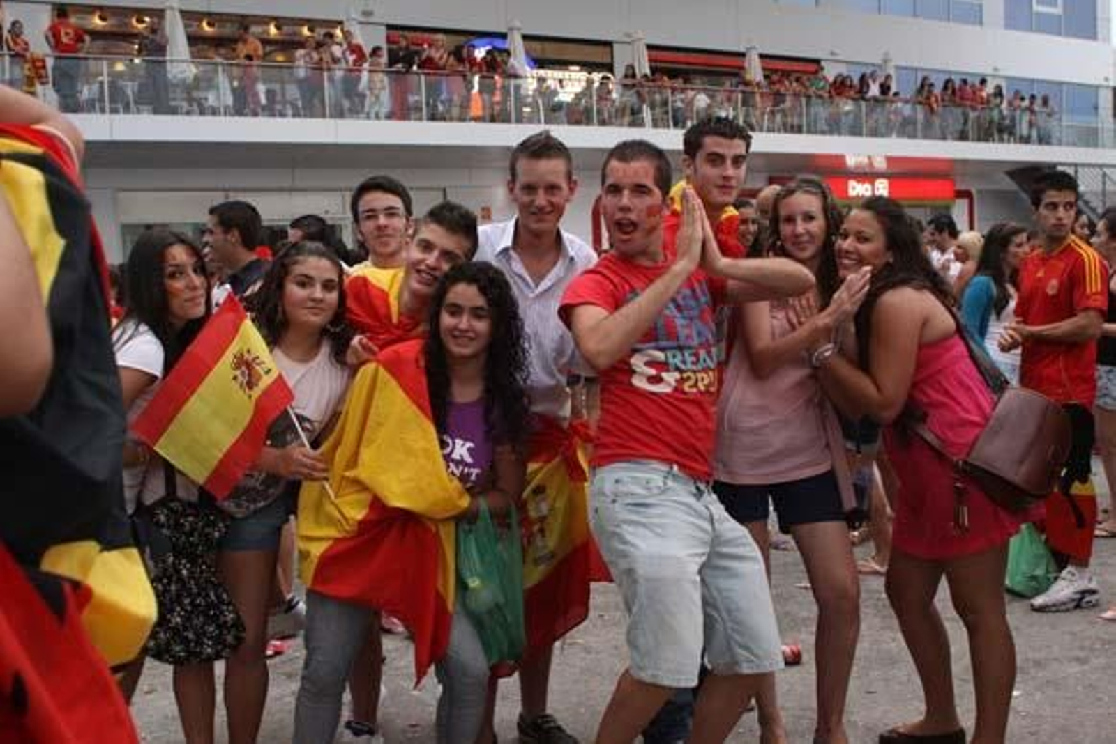 Nadie se quedó en casa para celebrar el triunfo de la selección en Sudáfrica

Foto: Paco Guerrero/Vanessa Perez