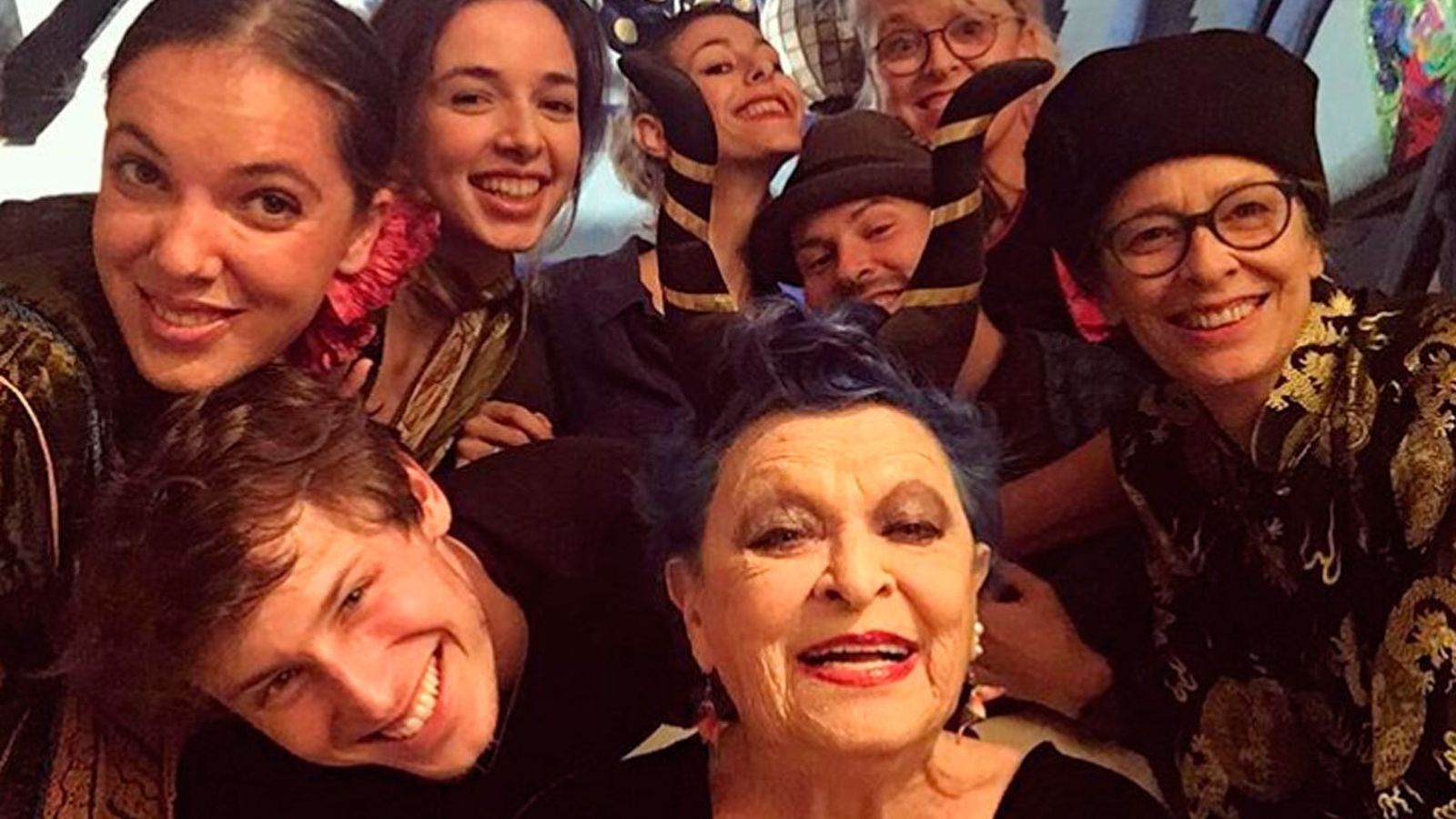 Con su abuela, Lucía Bosé, su tía Paula, su madre Lucía, su hermano Olfo y algunos de sus primos, entre ellos Nico Coronado.