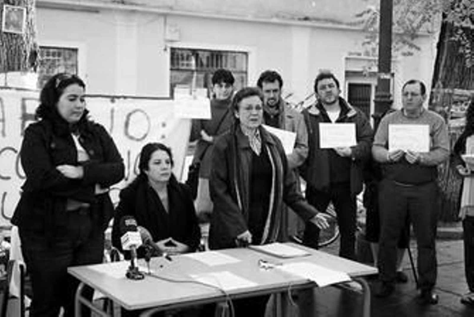 Los familiares de José Vázquez dieron ayer una rueda de prensa junto a los vecinos del Pumarejo.