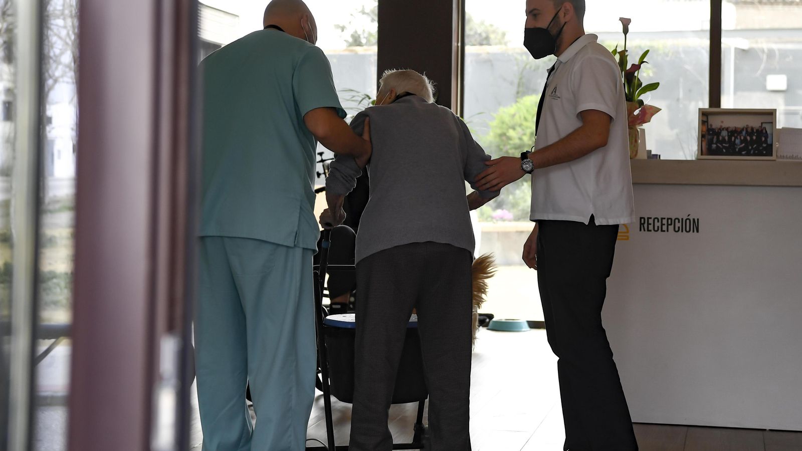 Imagen de archivo de atención a un mayor en una residencia.