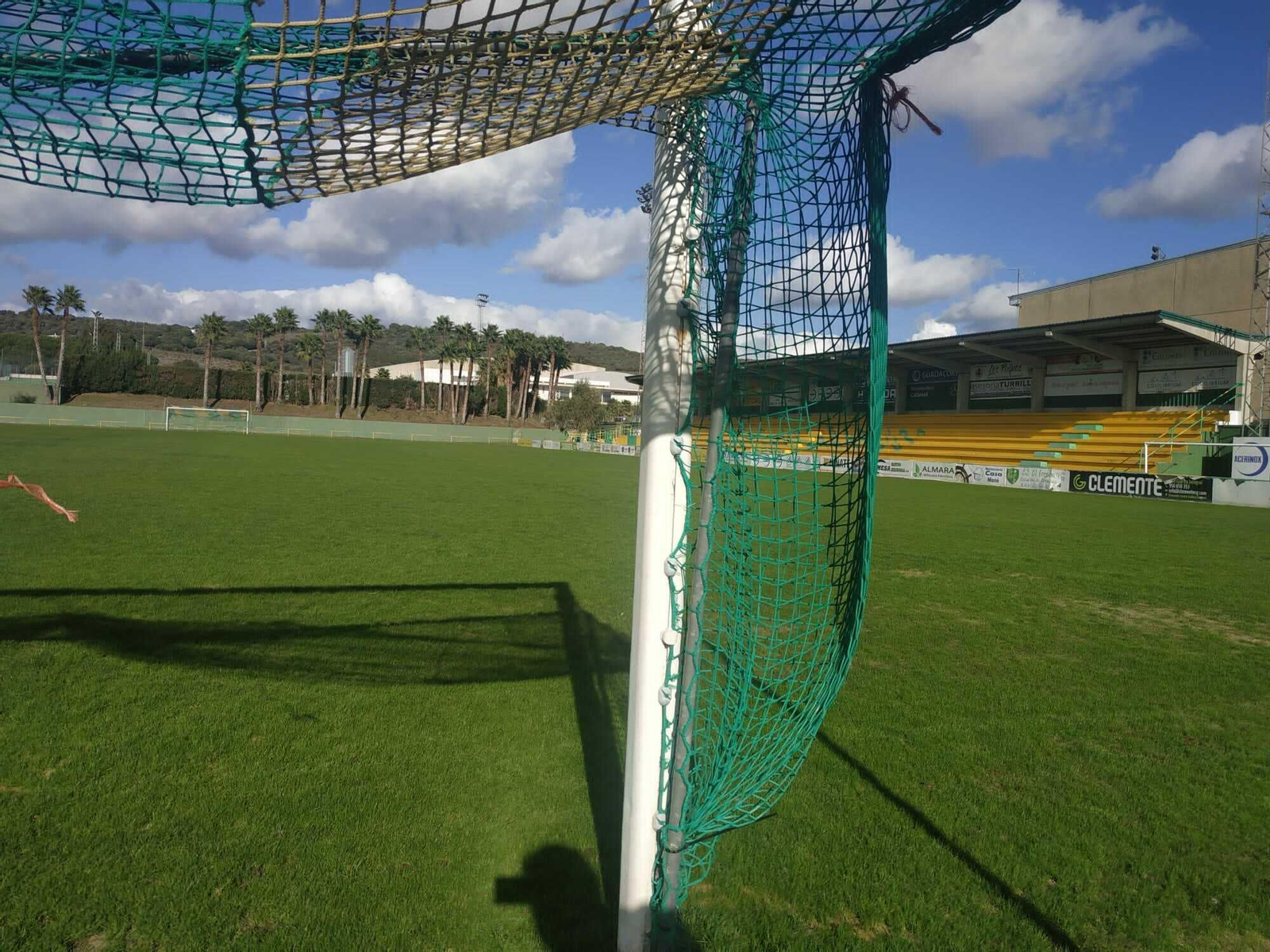 Imagen reciente del césped del San Rafael de Los Barrios.