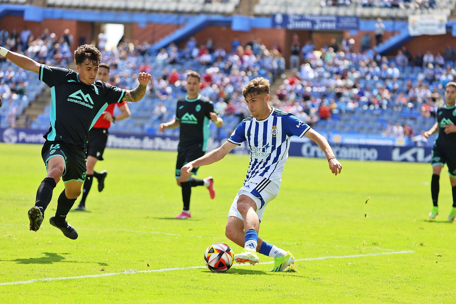 De la Rosa controla el balón durante el Recre-Atlético Baleares de la pasada jornada.