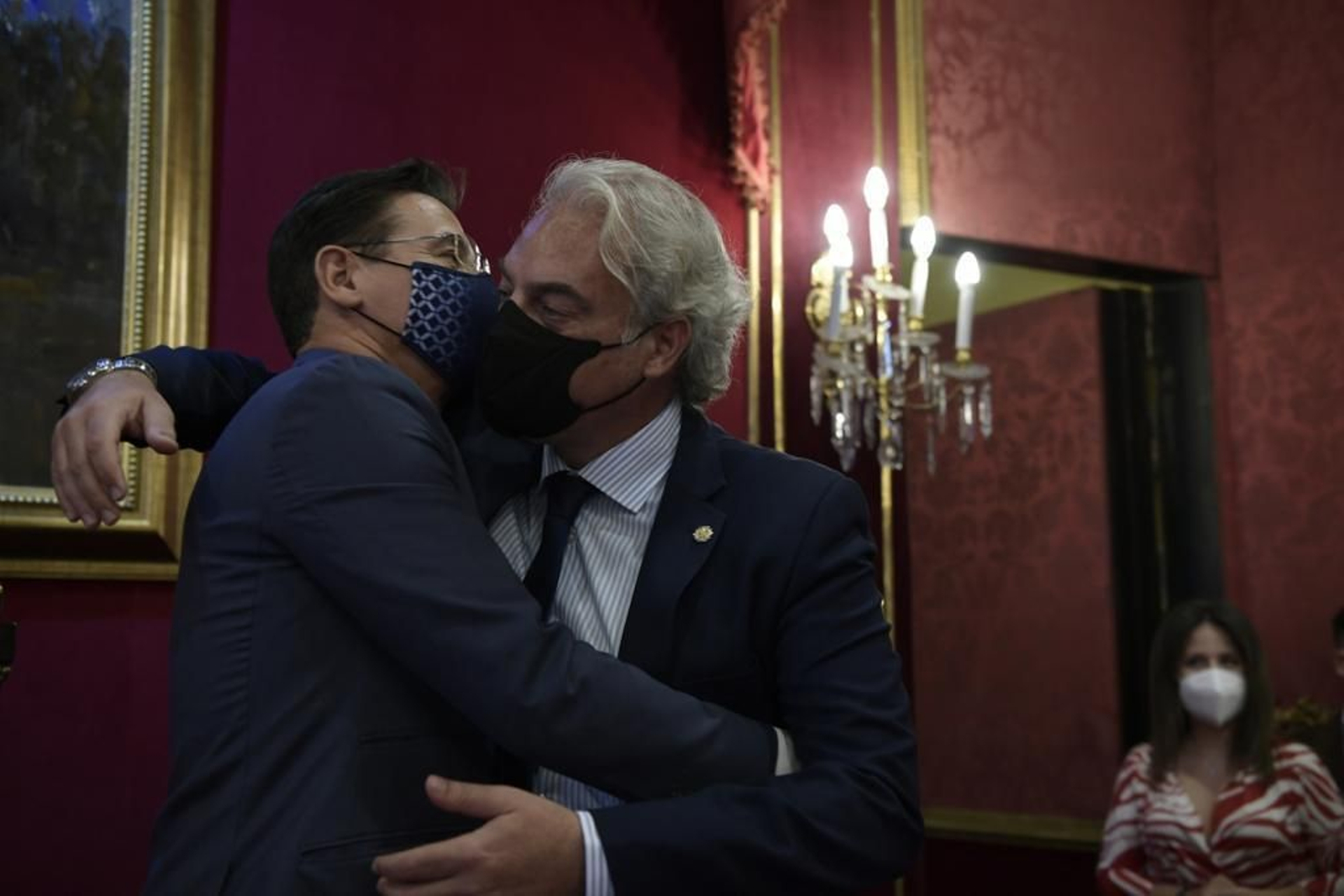 Luis Salvador, en su despedida, se abraza con José Antonio Huertas