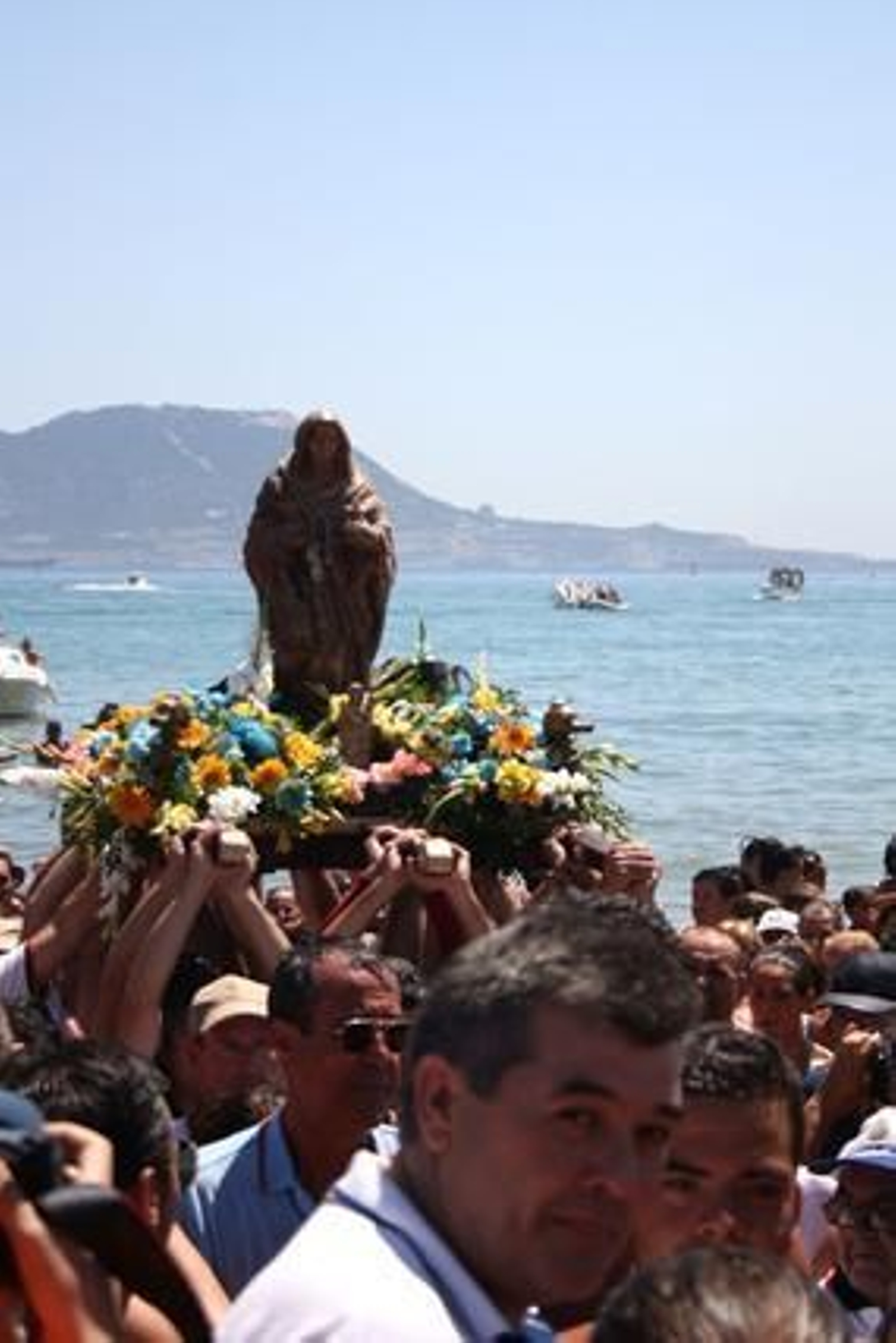 Miles de fieles recibieron con entusiasmo a la imagen en su llegada a la playa.

Foto: Fran Montes