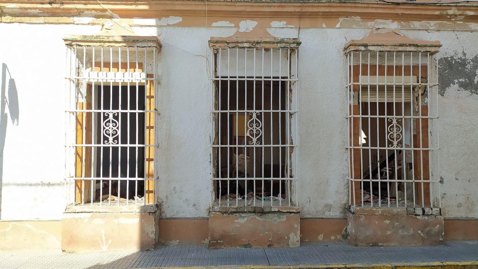Finca de la calle Calderón de la Barca en la que va a intervenir el Ayuntamiento de San Fernando