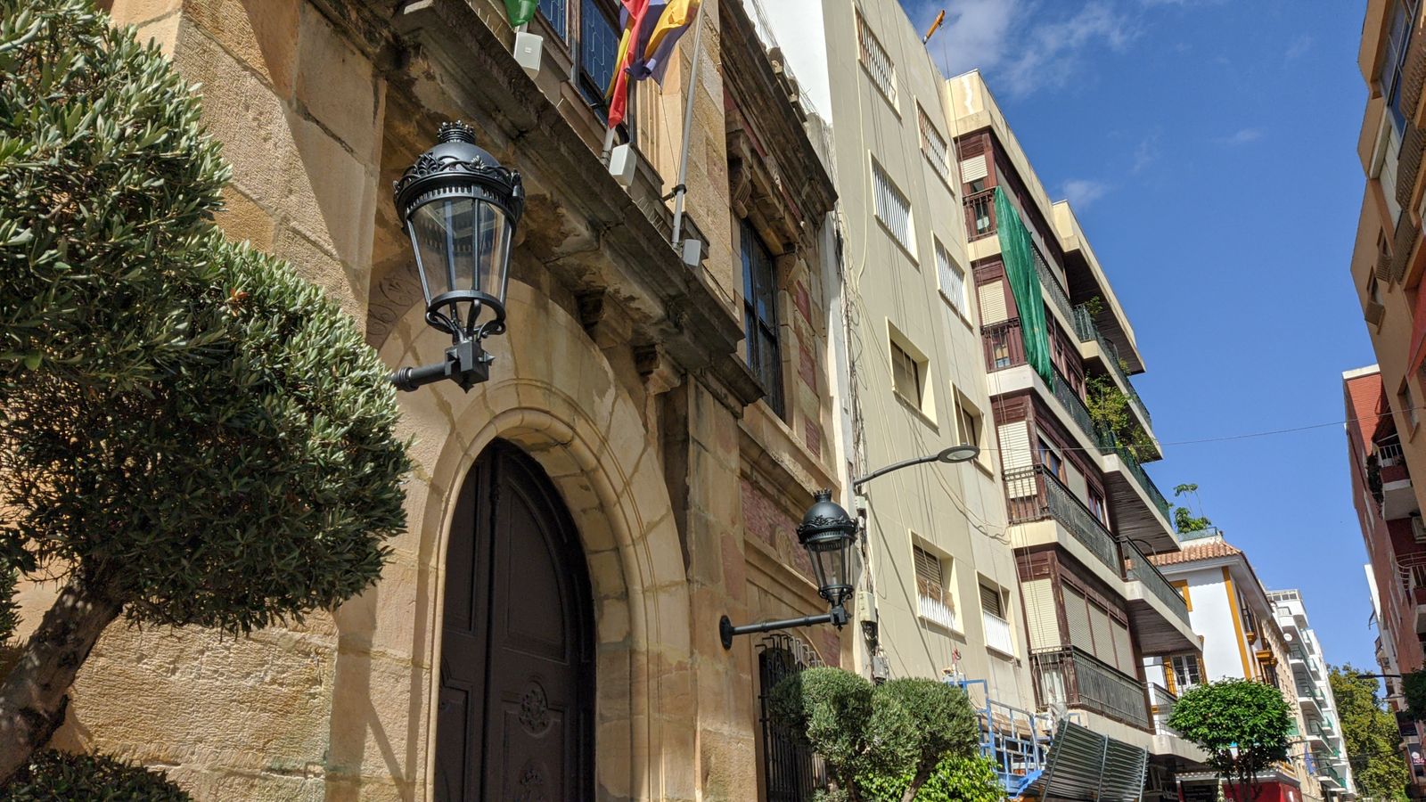 Las farolas instaladas en la fachada del Ayuntamiento de Algeciras.