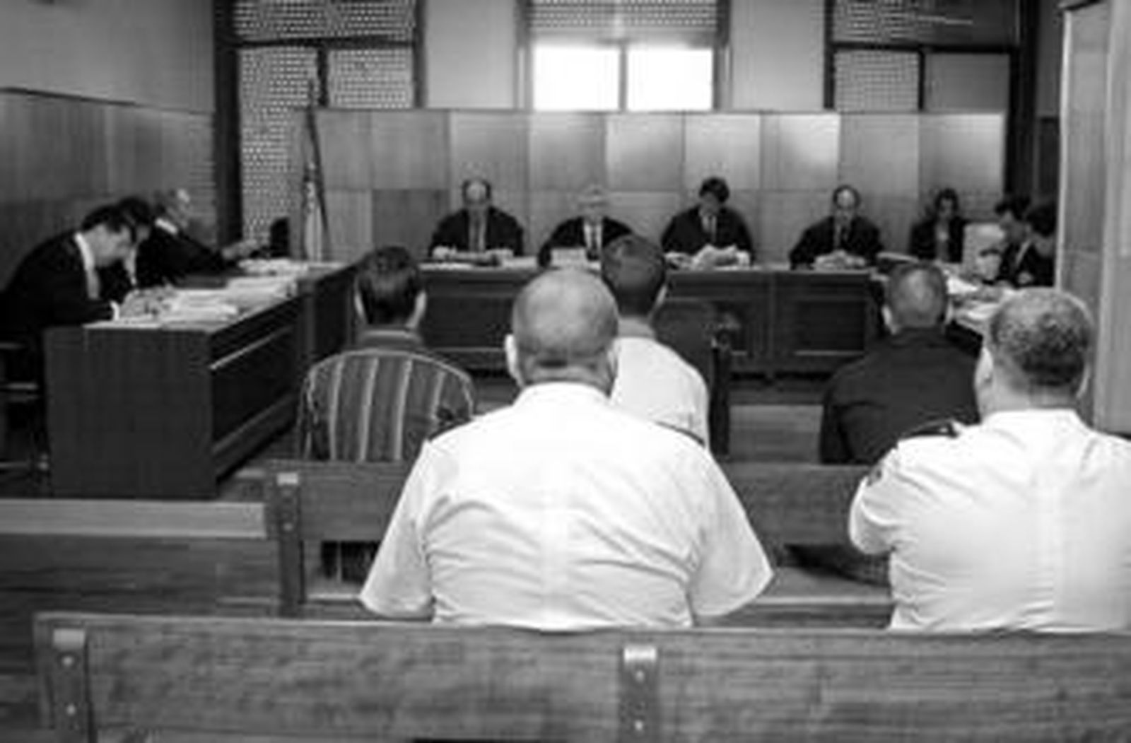 Un tribunal preside un juicio en la Audiencia de Sevilla, en una imagen de archivo.