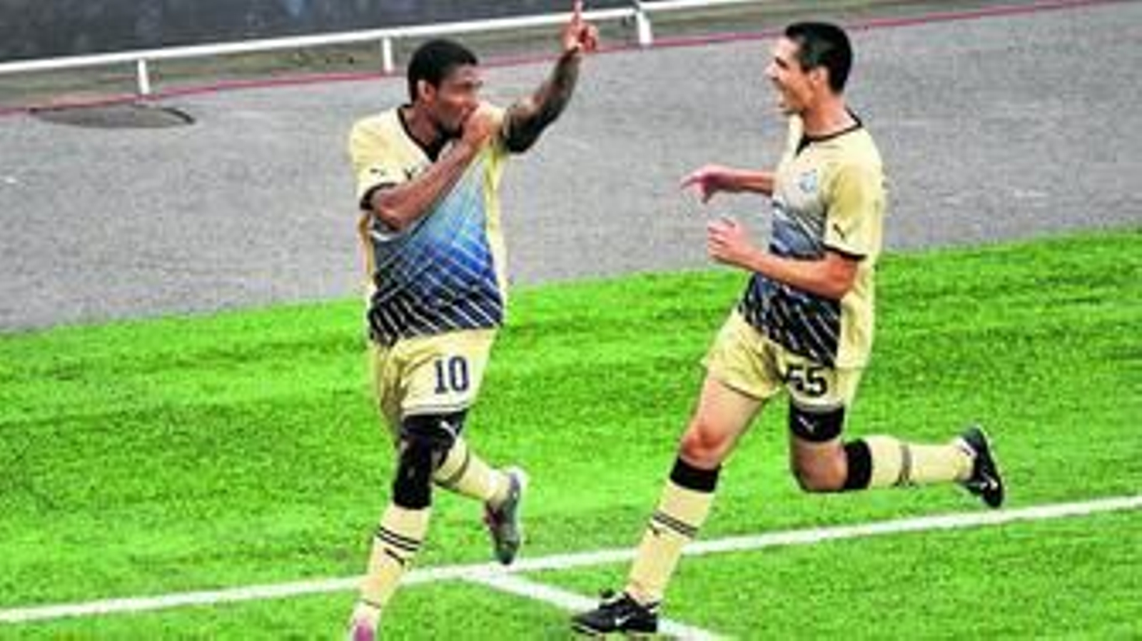 Sammir celebra un gol con un compañero.