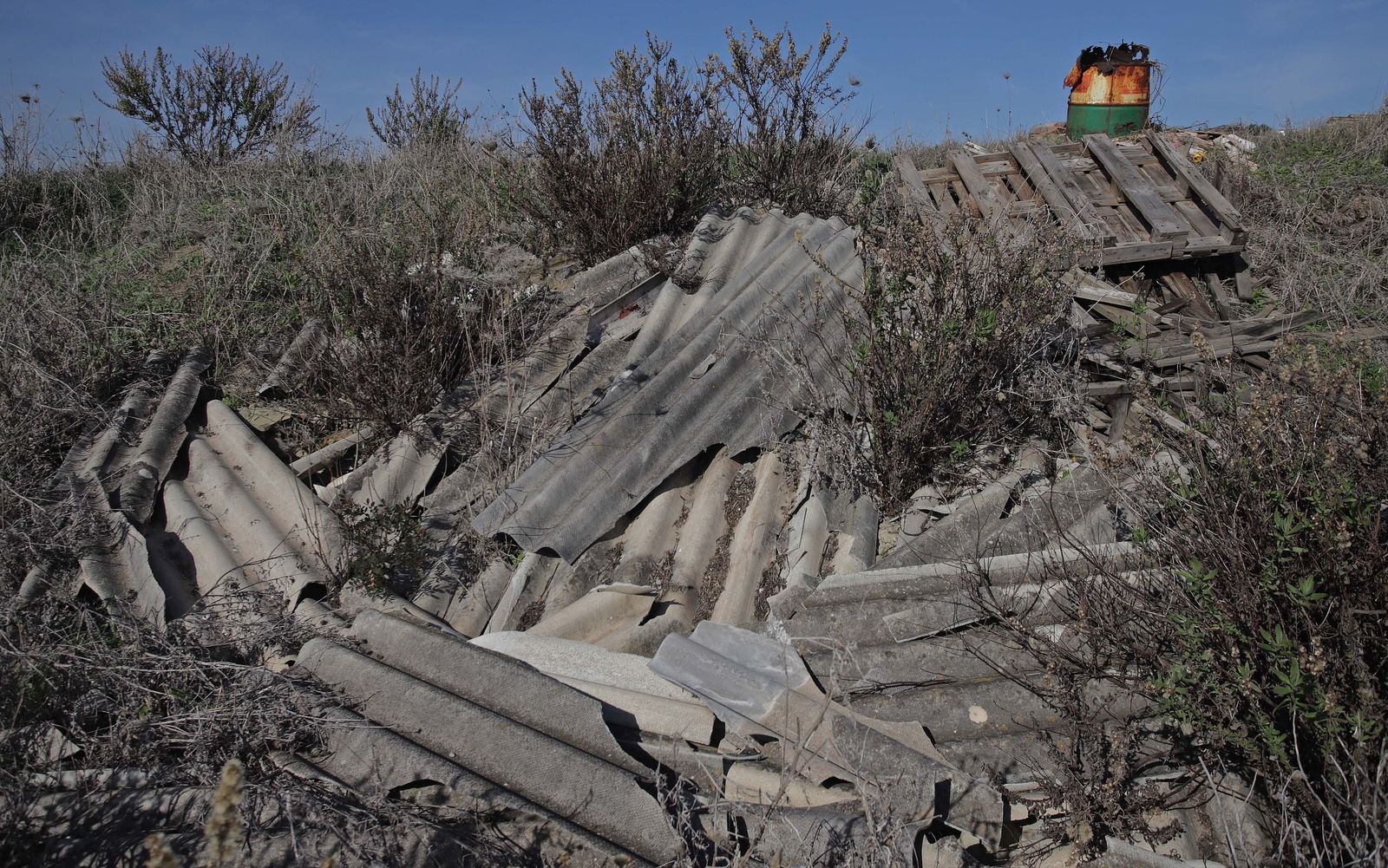 Fotos de los vertederos y escombreras ilegales en la zona de Alamillos Oeste en Algeciras