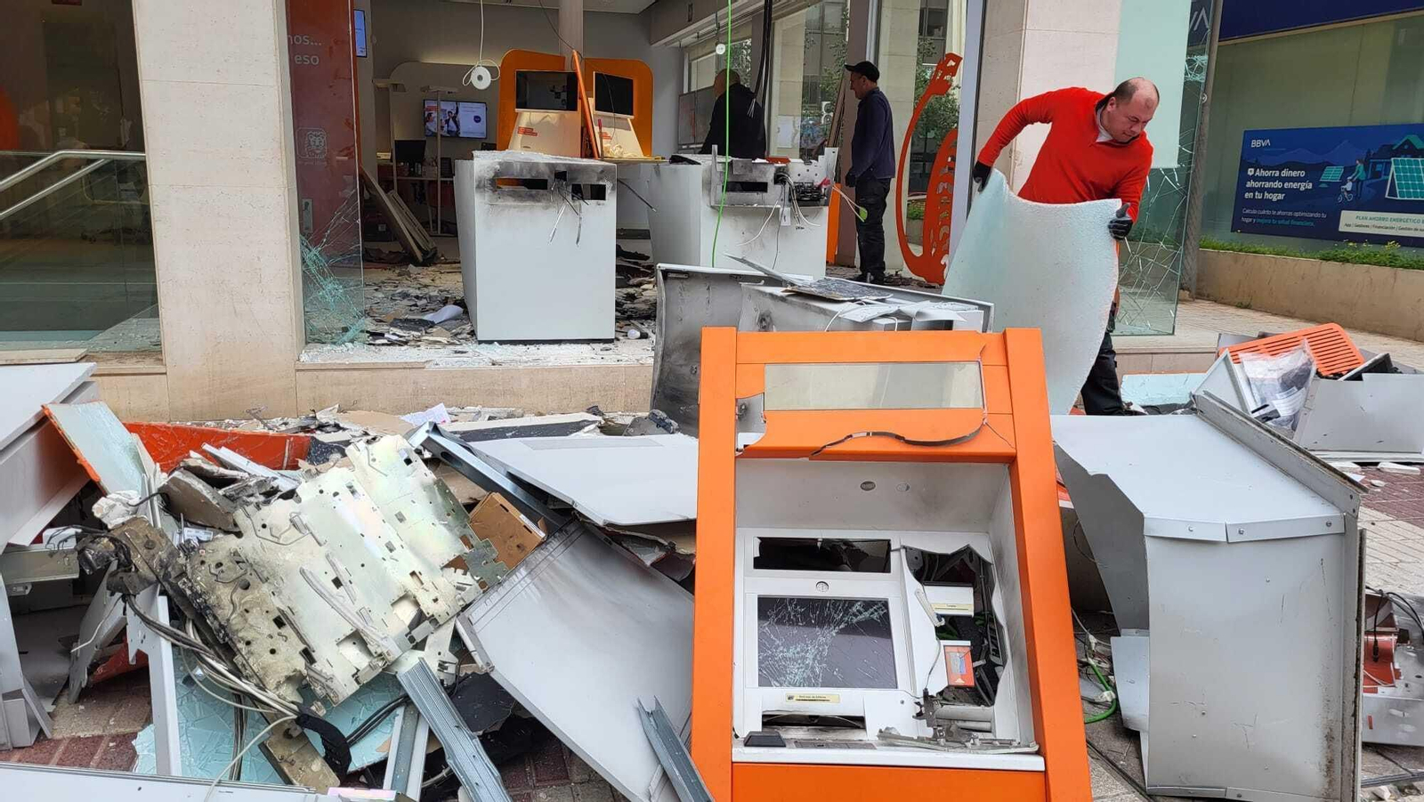 Retiran los escombros que ha dejado la explosión del cajero en la sucursal bancaria de la avenida de Andalucía