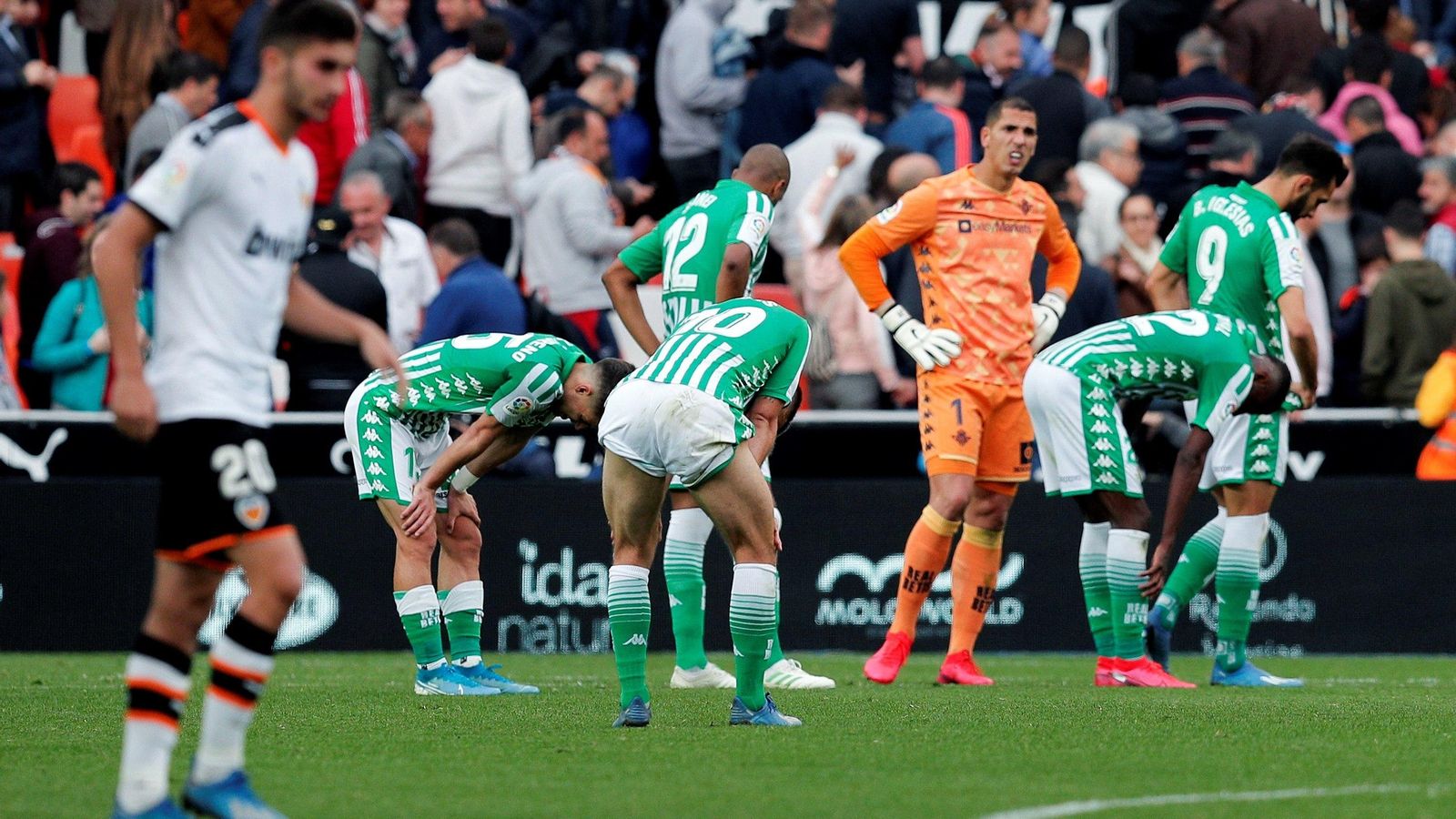 Los jugadores béticos, cabizbajos en el Valencia-Betis del pasado año.