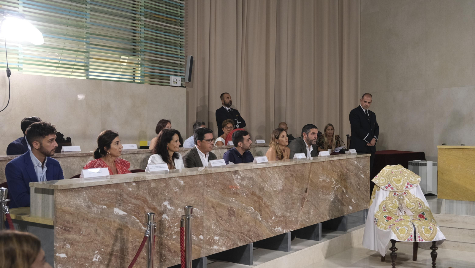 Imágenes de la entrega del capote de paseo de la feria taurina 2021 en honor a la Virgen del Mar, al torero Emilio de Justo