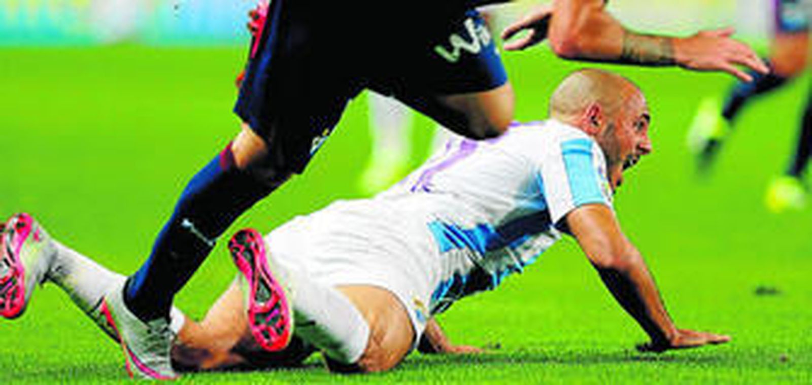 Amrabat cae al suelo en el choque liguero ante el Eibar.