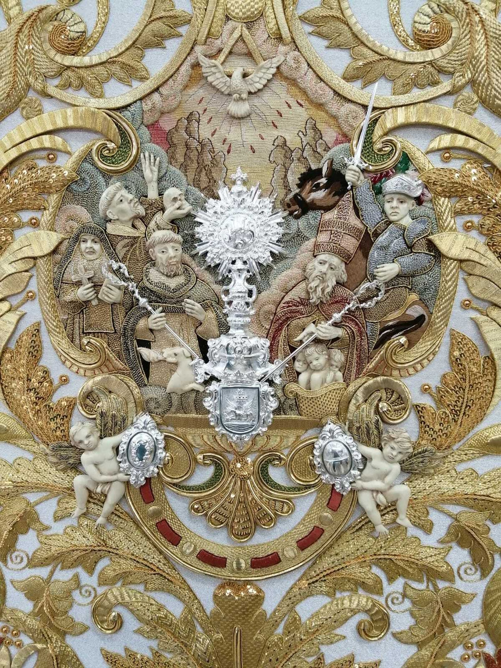 Detalle de la cartela central del manto.
