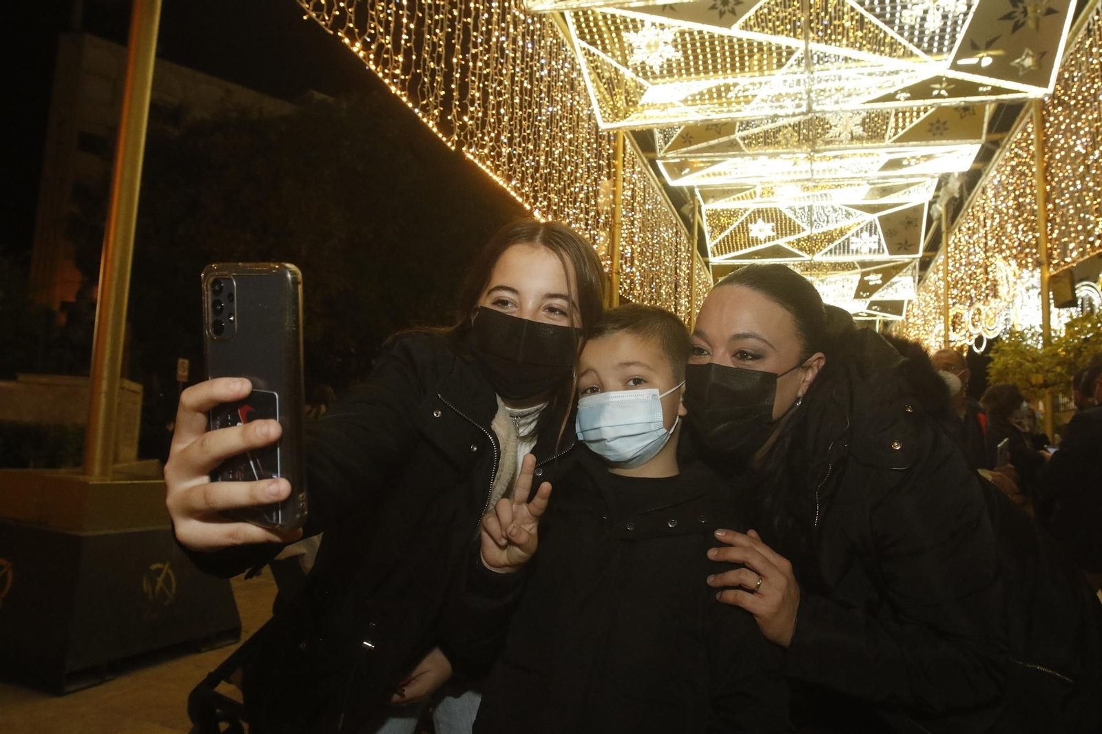 El encendido del espectacular alumbrado navideño de Puente Genil, en fotografías