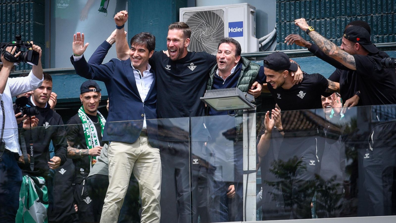 Ángel Haro, Adrián, José Miguel López Catalán y Bartra saludan a los béticos.