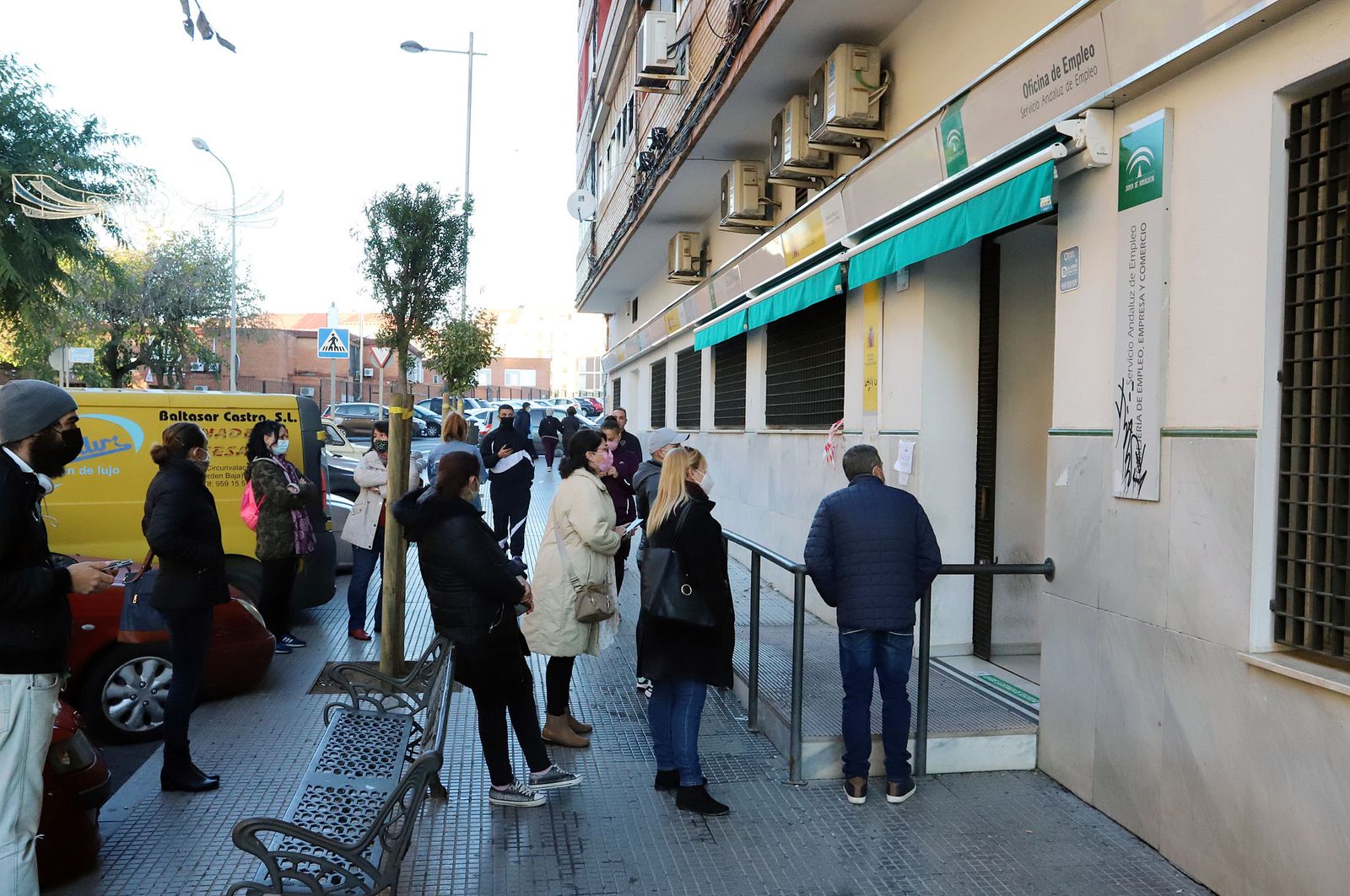 Accesos a una oficina del Servicio Andaluz de Empleo en la capital onubense.