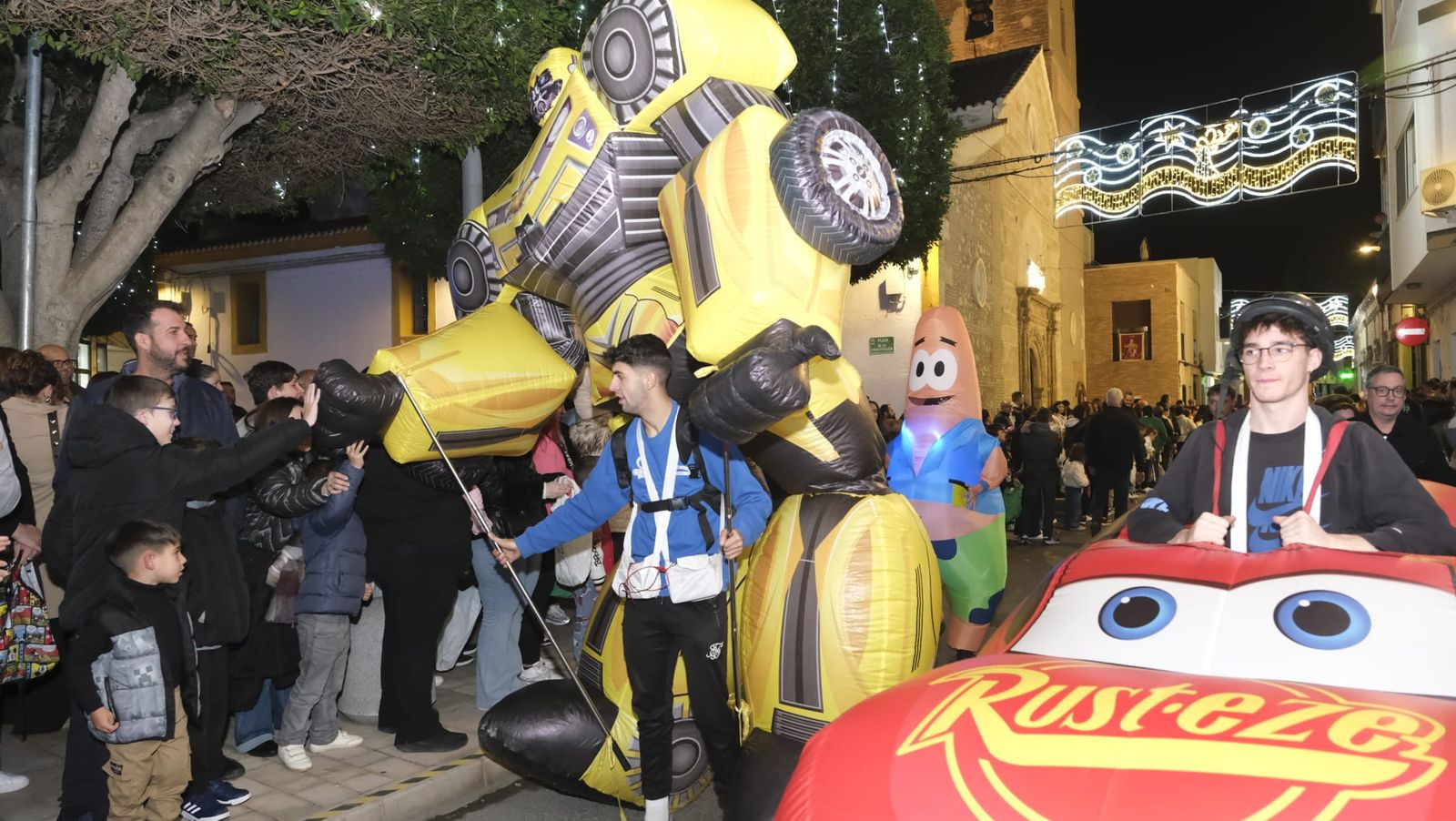Imágenes de la cabalgata de Huércal de Almería: miles de personas reciben a los Reyes Magos