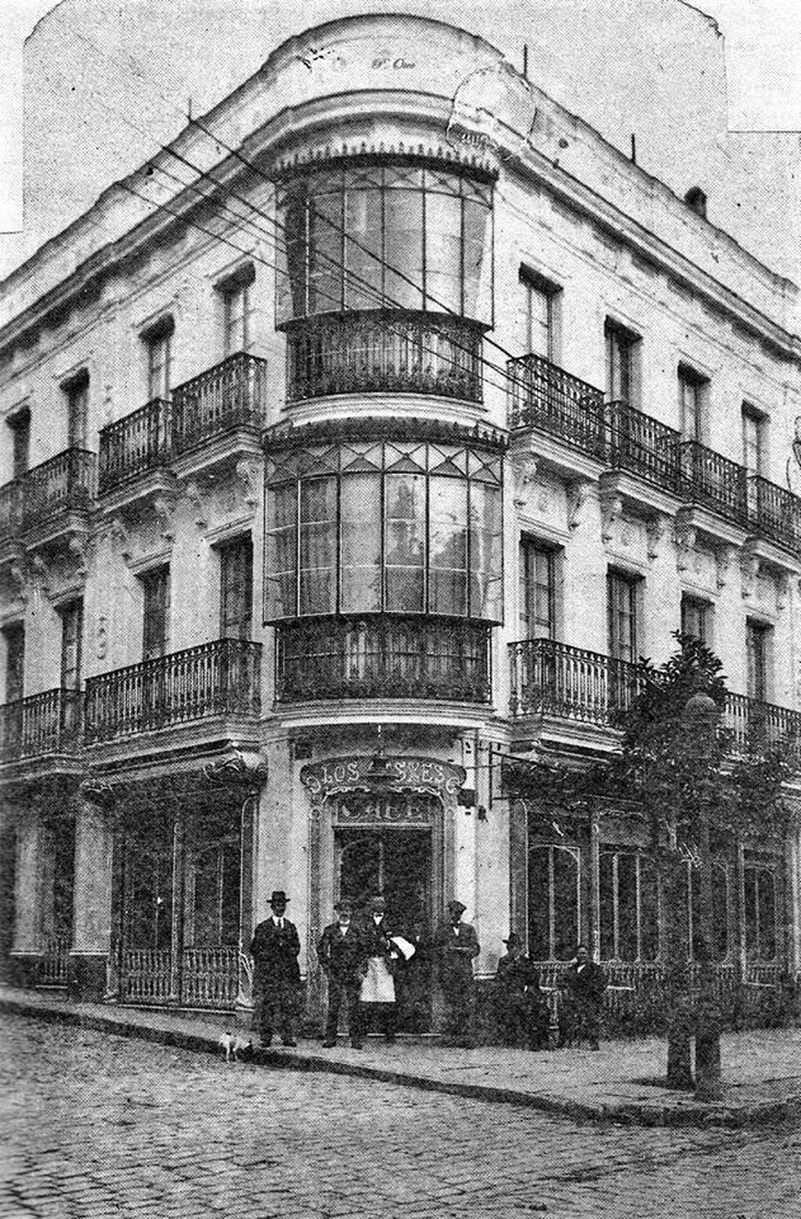 Café Los Cisnes, junto al hotel del mismo nombre, en su primera ubicación en la calle Larga, donde estuvo entre 1877 y 1920.