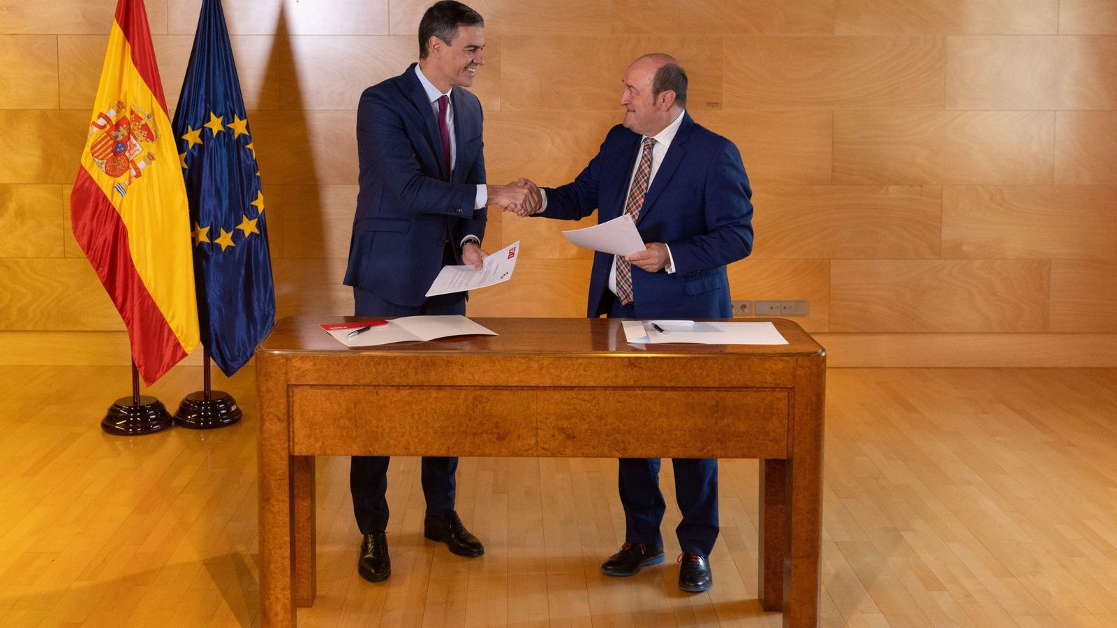Pedro Sánchez y el presidente del PNV, Andoni Ortúzar, firman el acuerdo en el Congreso de los Diputados Pedro Sánchez y el presidente del PNV, Andoni Ortúzar, firman el acuerdo en el Congreso de los Diputados