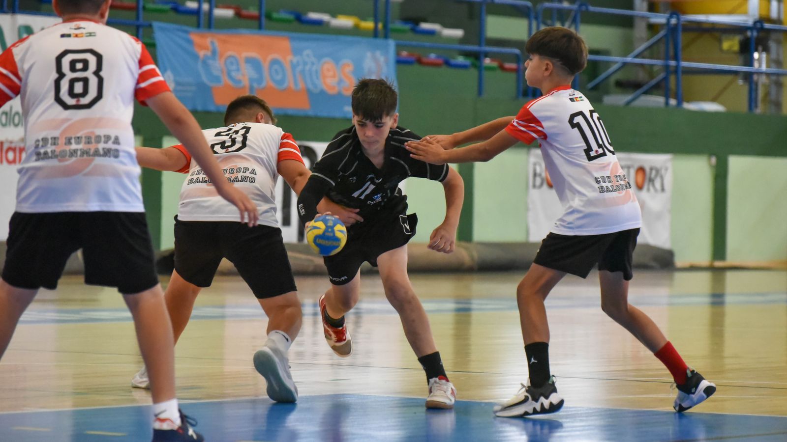 Las fotos de la segunda jornada del Cadeba de balonmano alevín de La Línea