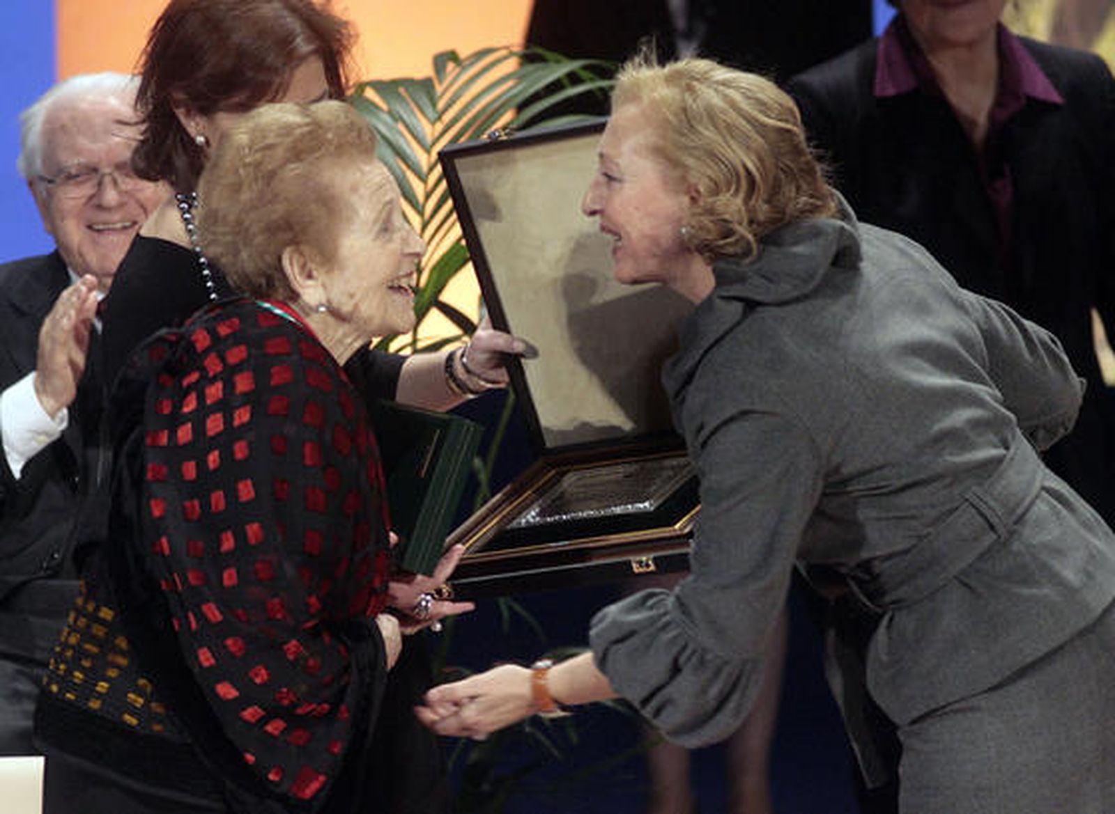 Francisca Díaz Torres, 'Doña Paquita' -a la izquierda-, recibe el título de Hija Predilecta de Andalucía 2010 de manos de la presidenta del Parlamento, Fuensanta Coves. / Juan Carlos Muñoz y Juan Carlos Vázquez