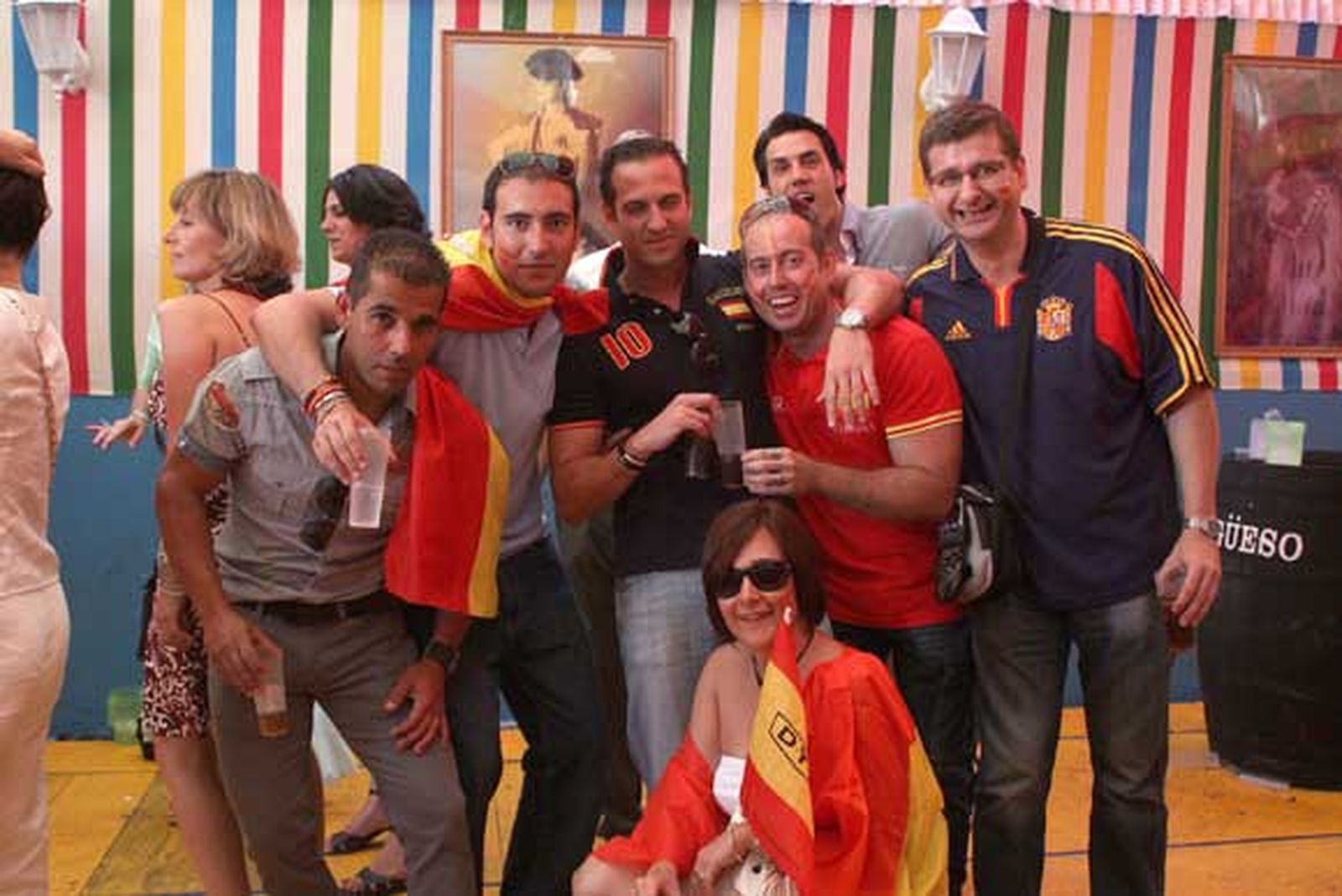 Un grupo de amigos disfrutando en el interior de una caseta y preparados para el partido de España

Foto: Vanessa Perez/J.M.Q.