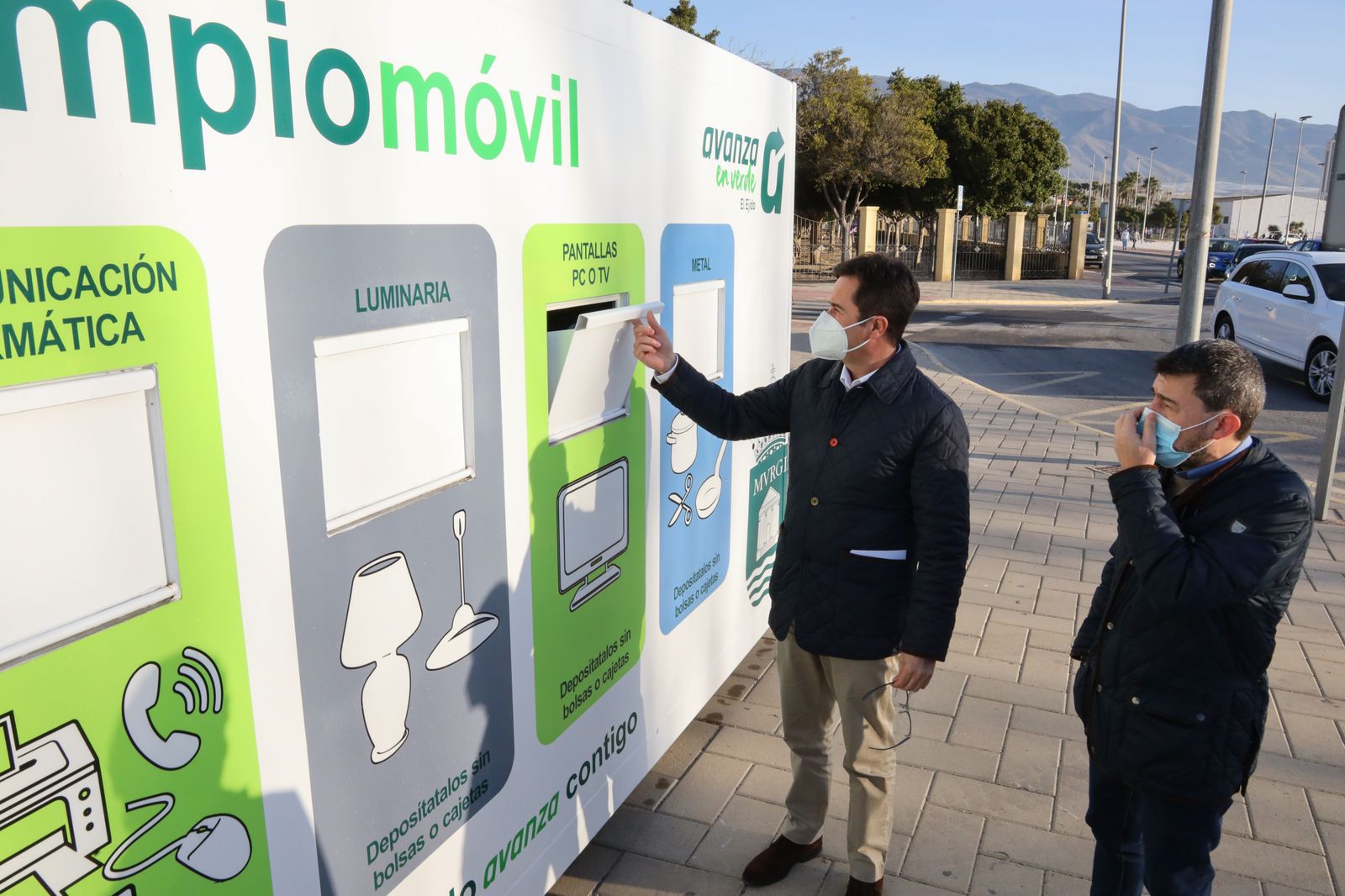 Francisco Góngora y Alberto González, en el nuevo punto limpio móvil.