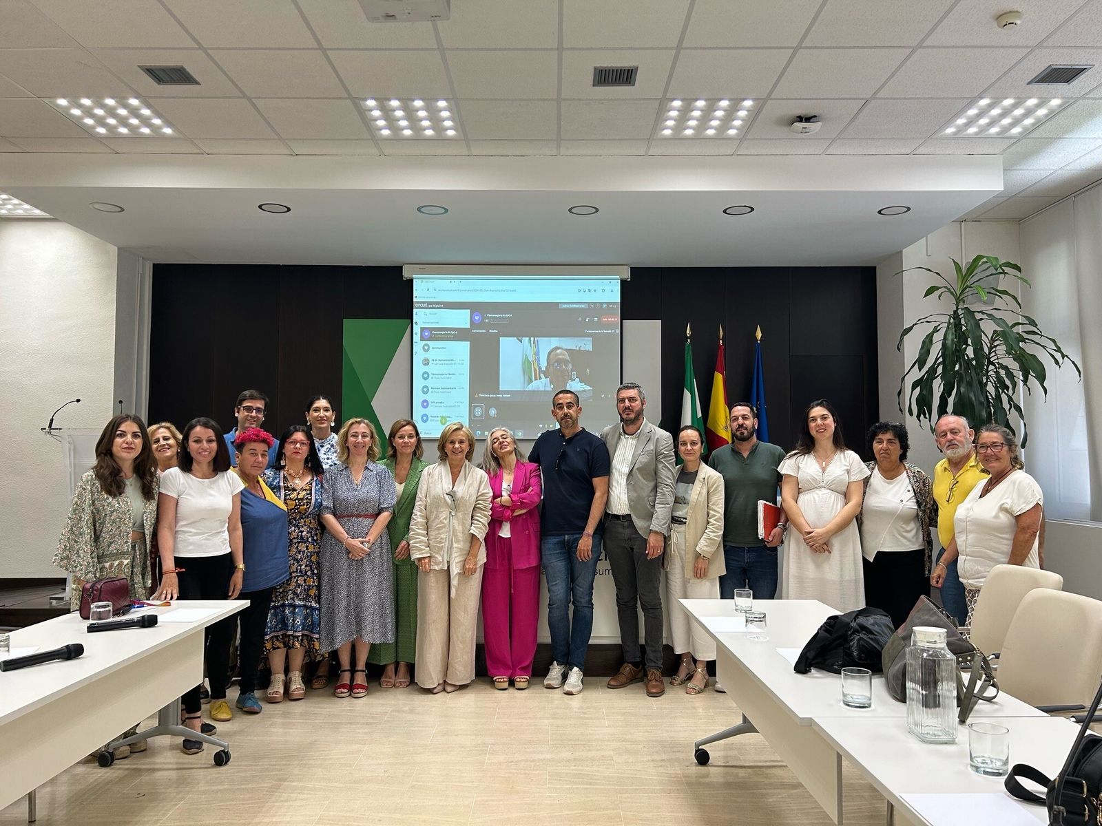 La viceconsejera de Salud, María Luisa del Moral, y la gerente del SAS, Valle García, junto a otras autoridades sanitarias y los alcaldes de la zona, a excepción de los del PSOE, que declinaron hacerse la foto.