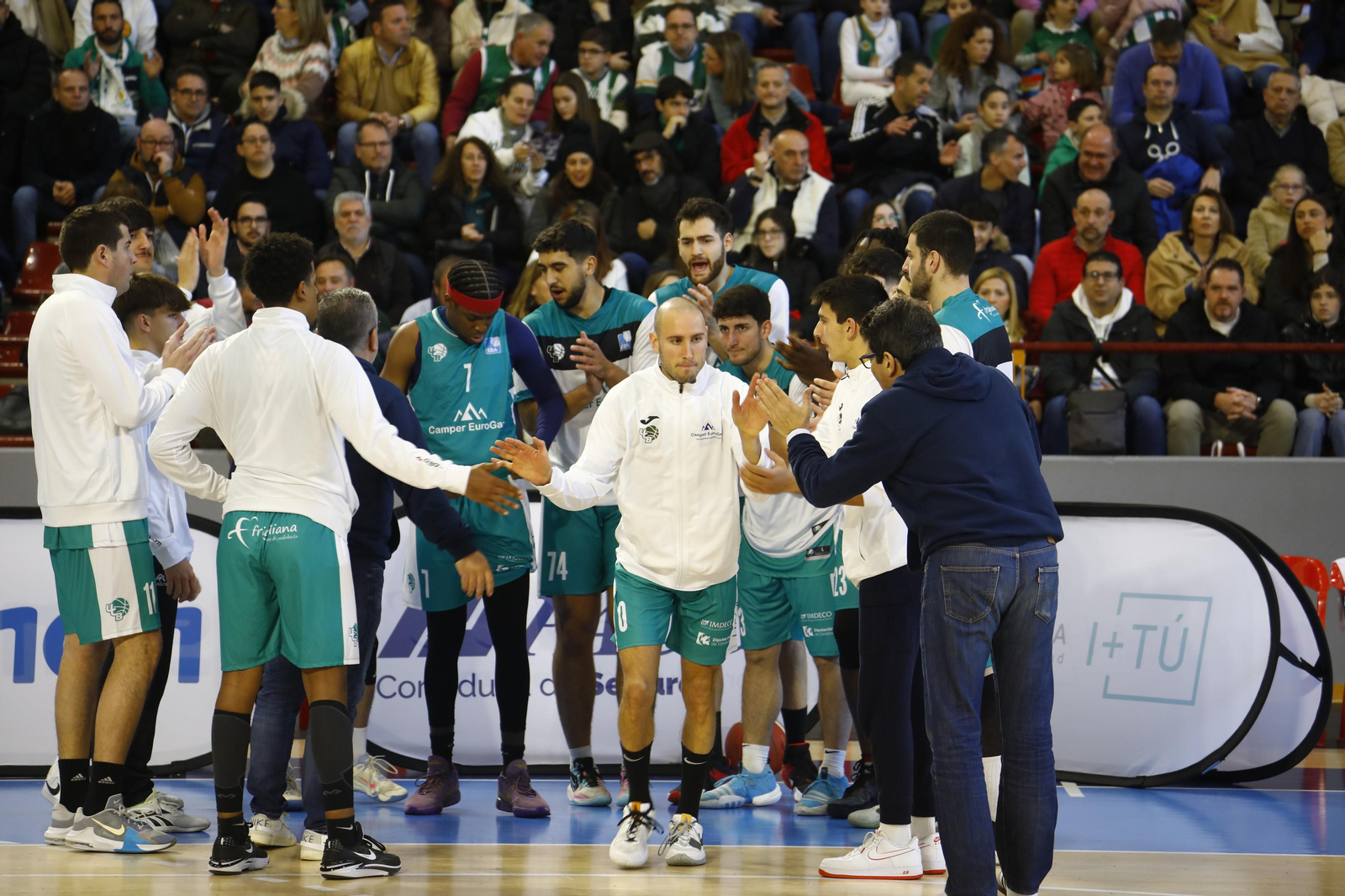 Las mejores fotos del ambiente en Vista Alegre para el derbi entre el Coto Córdoba y el UCB Camper Eurogaza
