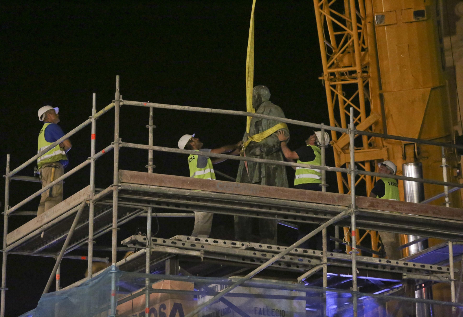 Así fue el desmontaje de la estatua del Marqués de Larios