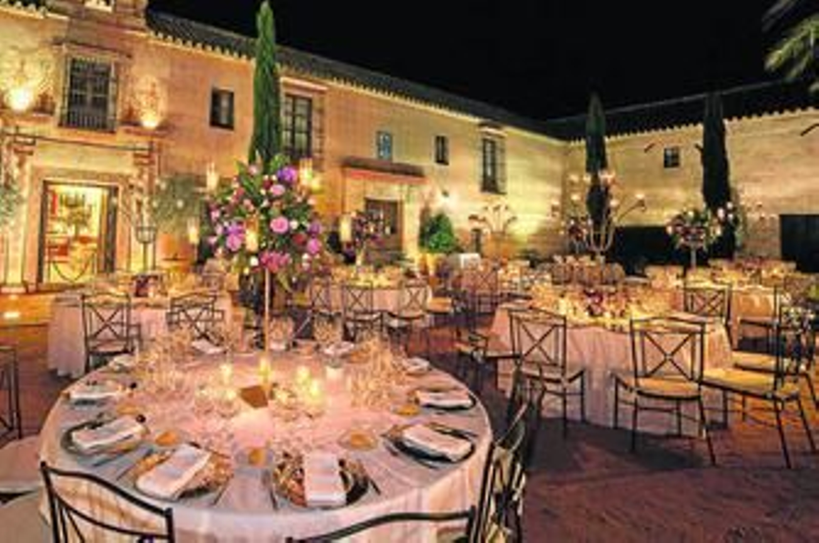 1. La Hacienda Los Molinillos es uno de los espacios con los que suele trabajar el catering en Sevilla. 2. El chef Delfín Cabrera ultima los detalles de una de sus creaciones. 3. Detalle de una de las propuestas gastronómicas del chef.