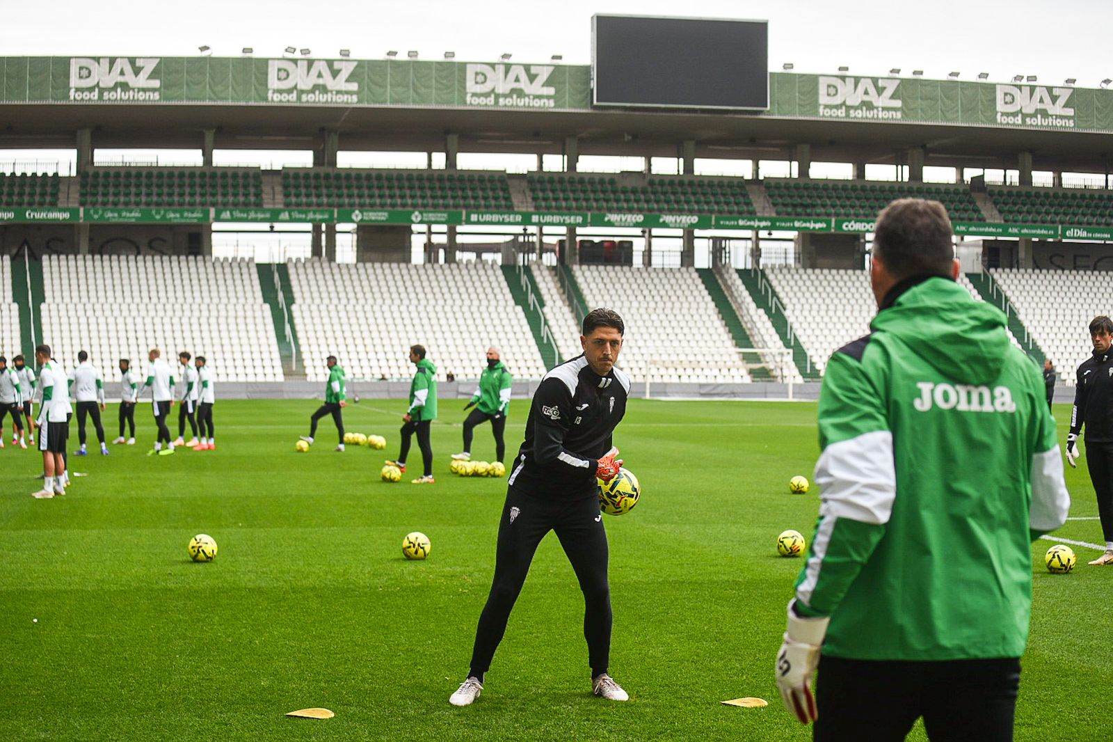 El Córdoba CF se deja querer por su afición en el Día de Año Nuevo: las fotos del entrenamiento de puertas abiertas