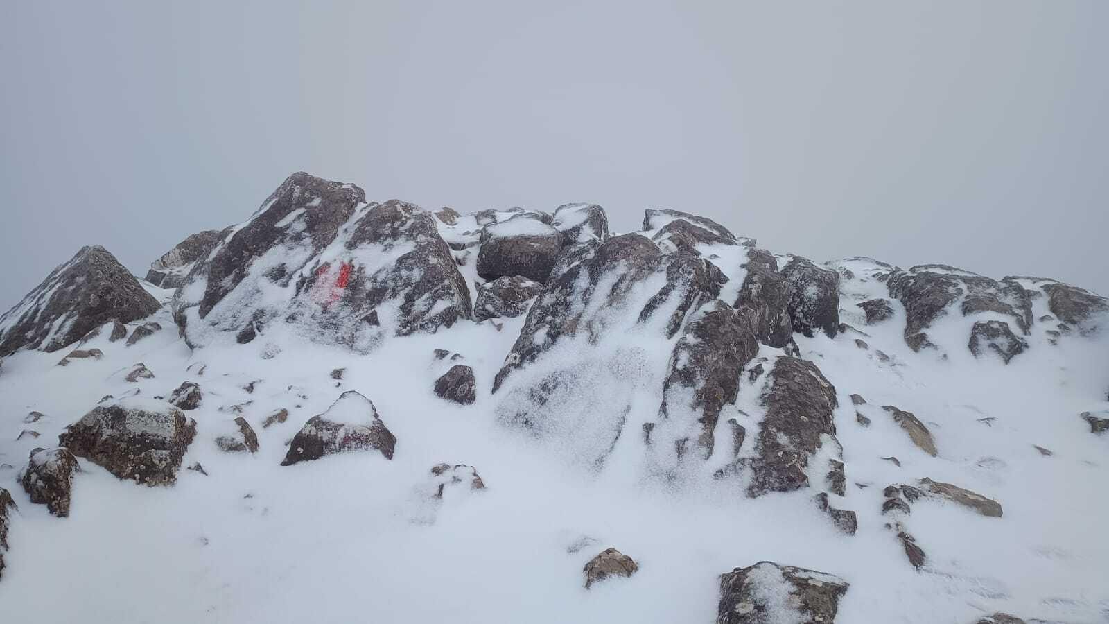 Imagen de picos de la Sierra de Grazalema cubiertos de nieves este 8 de marzo de 2024.