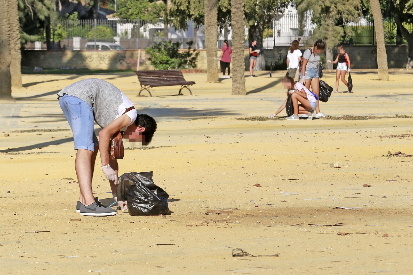 Imágenes del grupo juvenil Green Team Jerez limpiando en el Parque González Hontoria